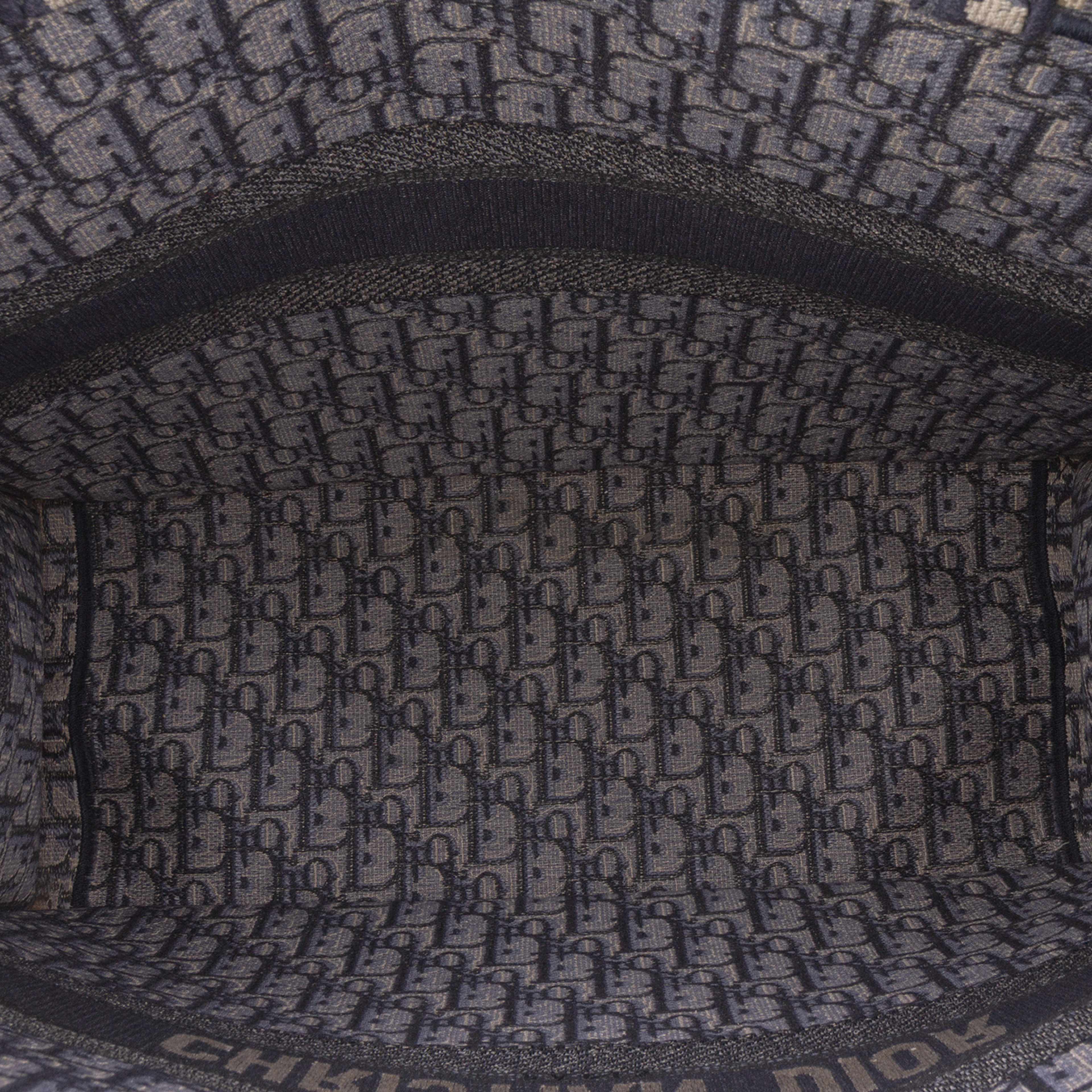 Dior Large Oblique Canvas Book Tote, från Luxclusif, i färgen navy. Klicka för att öppna bilden i stort format