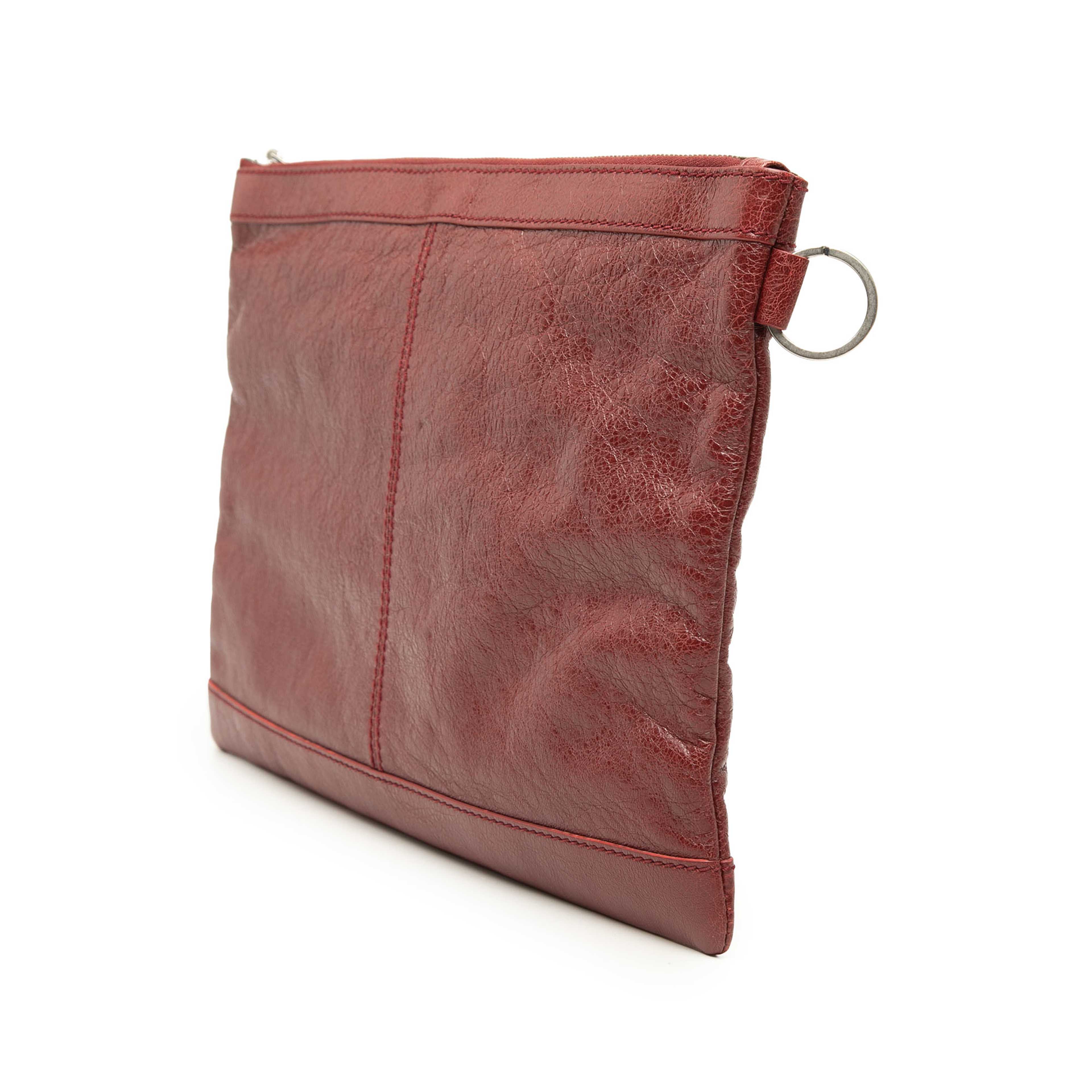 Balenciaga Lambskin Motocross Classic Clip M Clutch, från Luxclusif, i färgen röd. Klicka för att öppna bilden i stort format