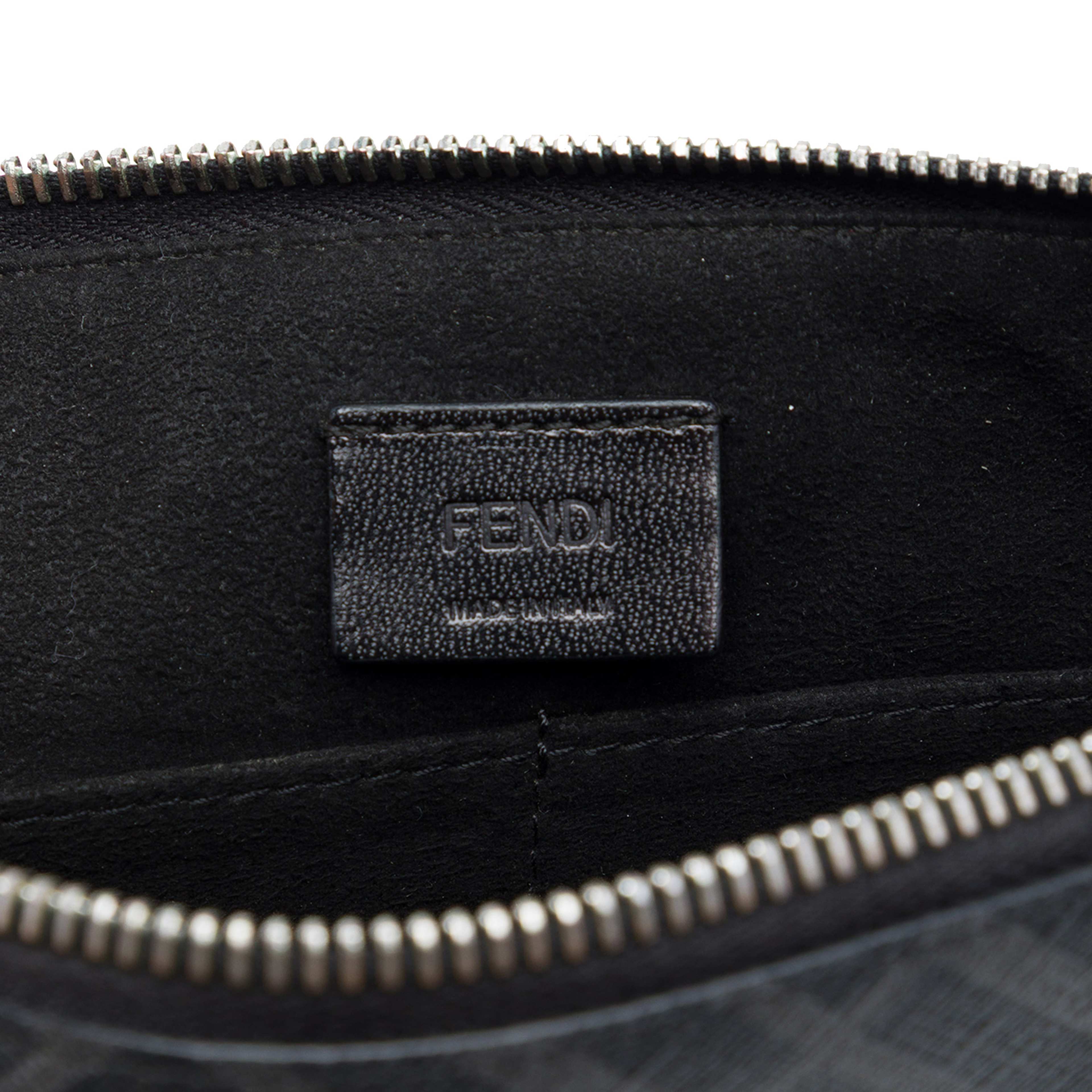 Fendi Zucca Coated Canvas Ff 1974 Diagonal Logo Flat Pouch, från Luxclusif, i färgen grå. Klicka för att öppna bilden i stort format