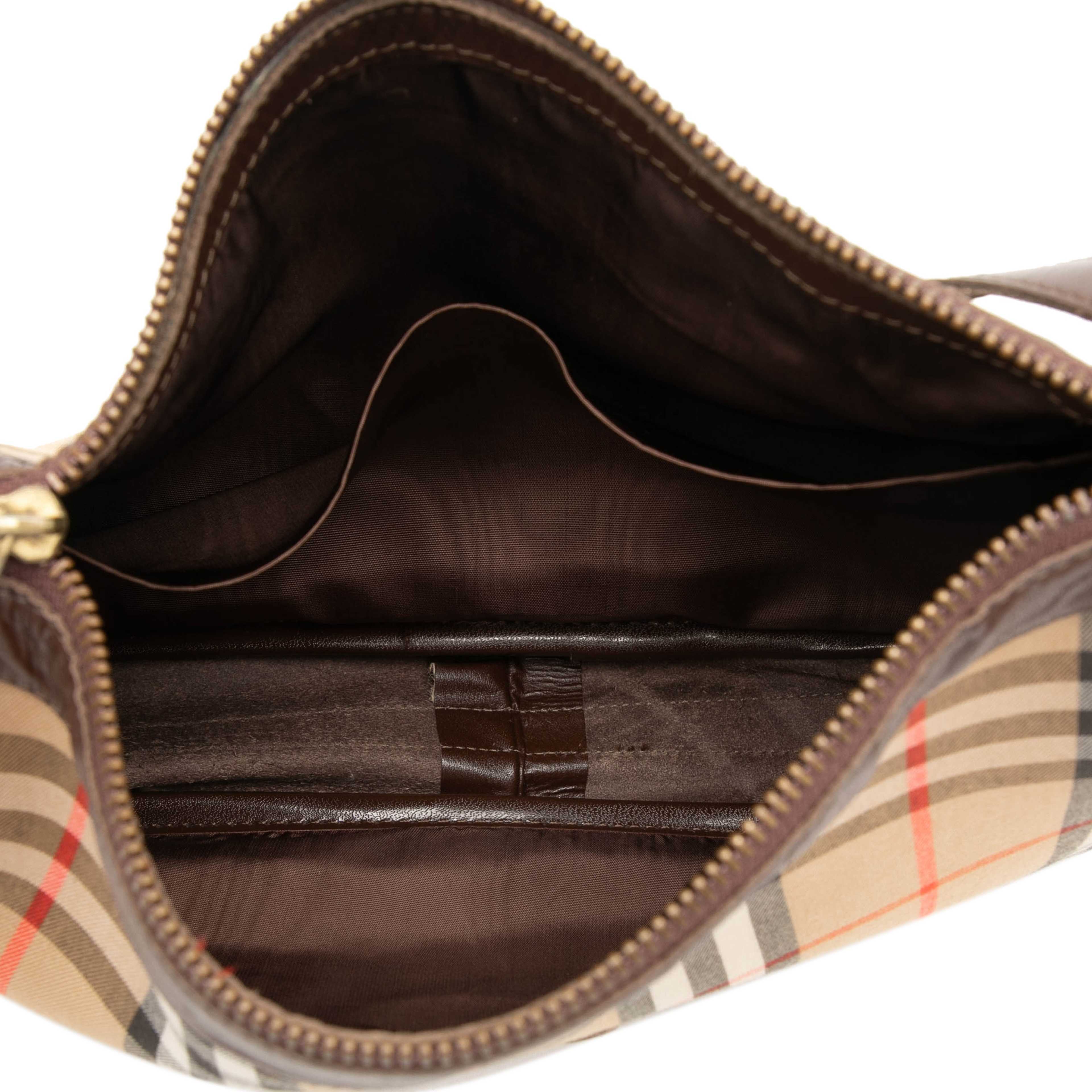 Burberry Haymarket Check Canvas Shoulder Bag, från Luxclusif, i färgen beige. Klicka för att öppna bilden i stort format