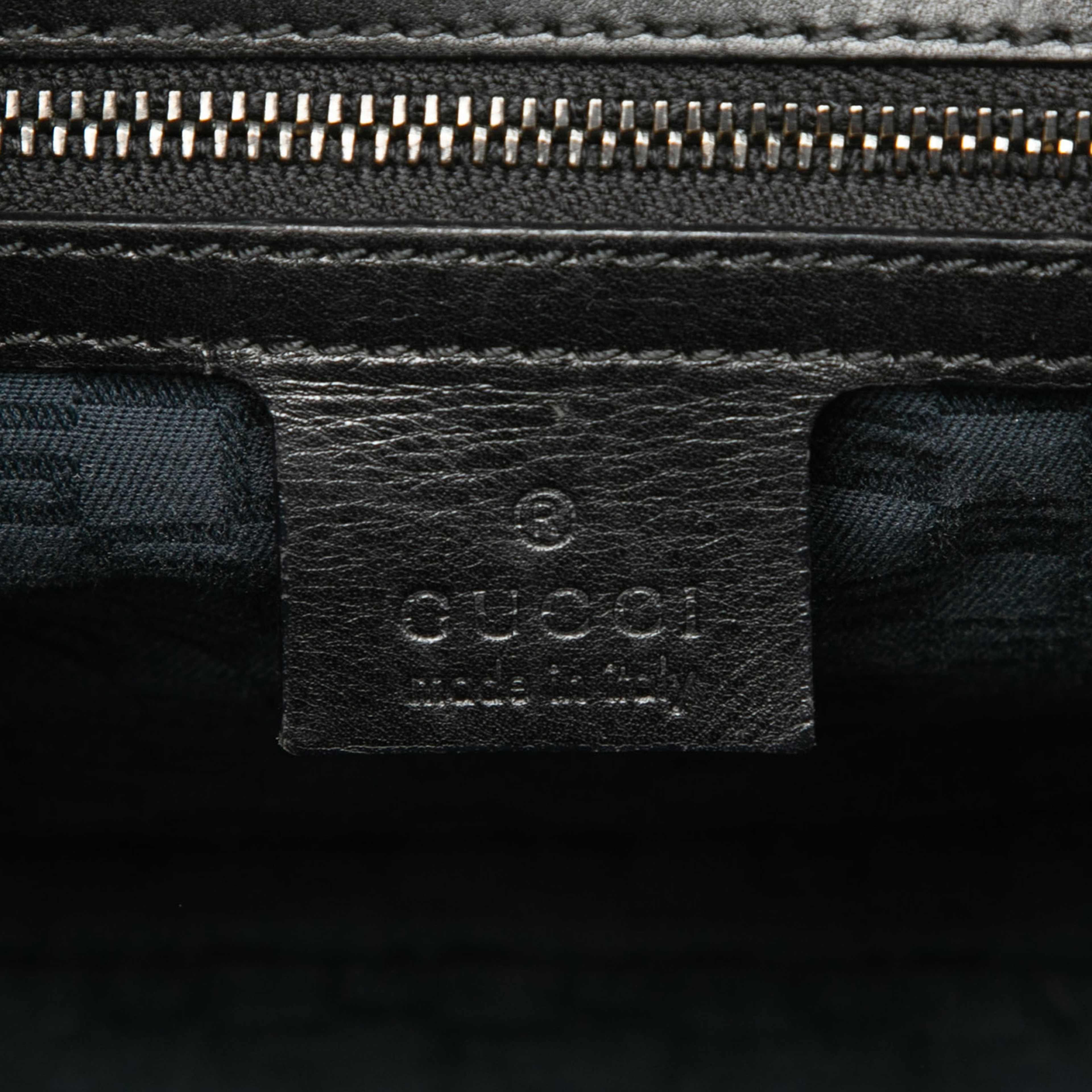 Gucci Canvas Shoulder Bag, från Luxclusif, i färgen black. Klicka för att öppna bilden i stort format