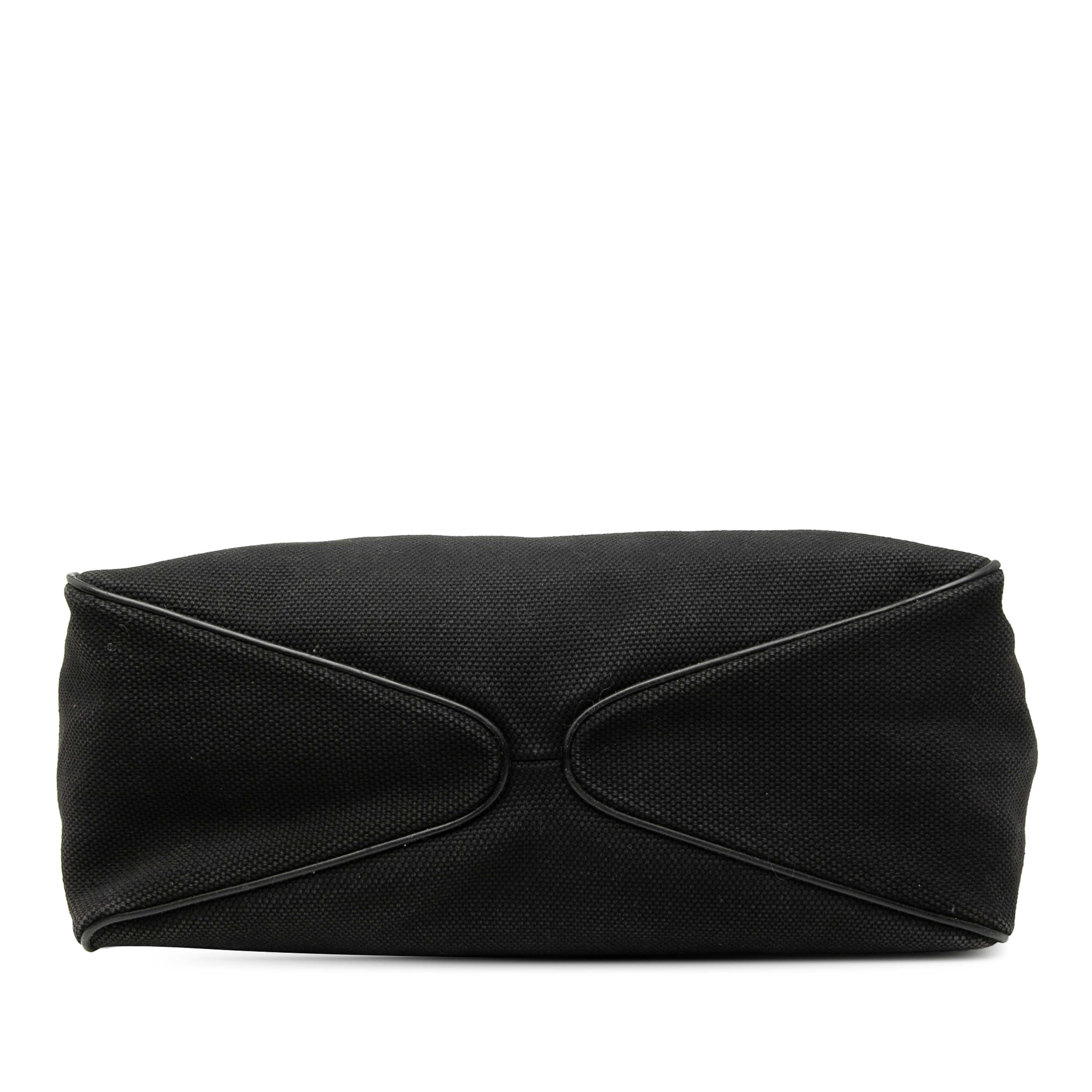 Gucci Canvas Shoulder Bag, från Luxclusif, i färgen black. Klicka för att öppna bilden i stort format