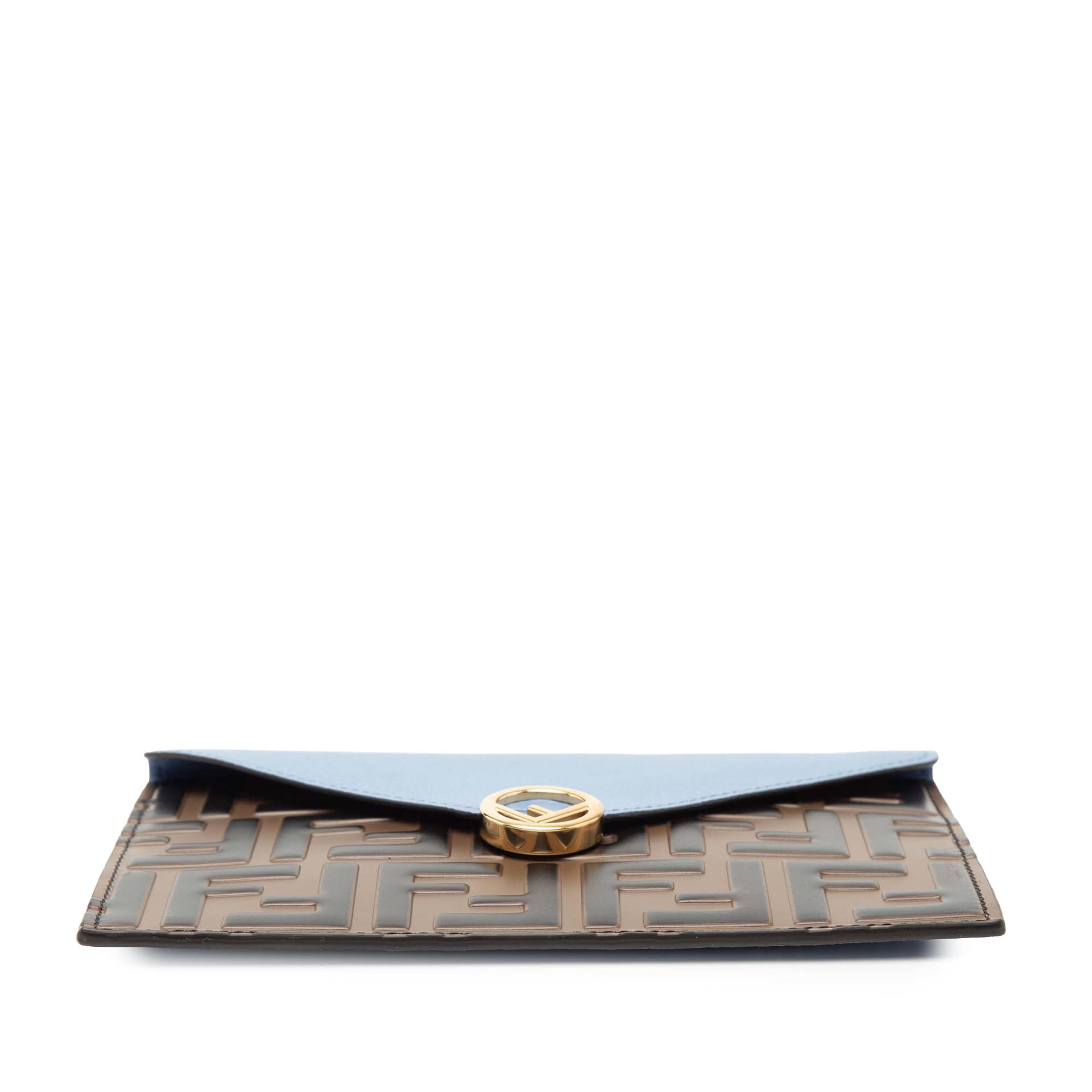 Fendi Zucca Embossed Leather Envelope Clutch, från Luxclusif, i färgen brown. Klicka för att öppna bilden i stort format