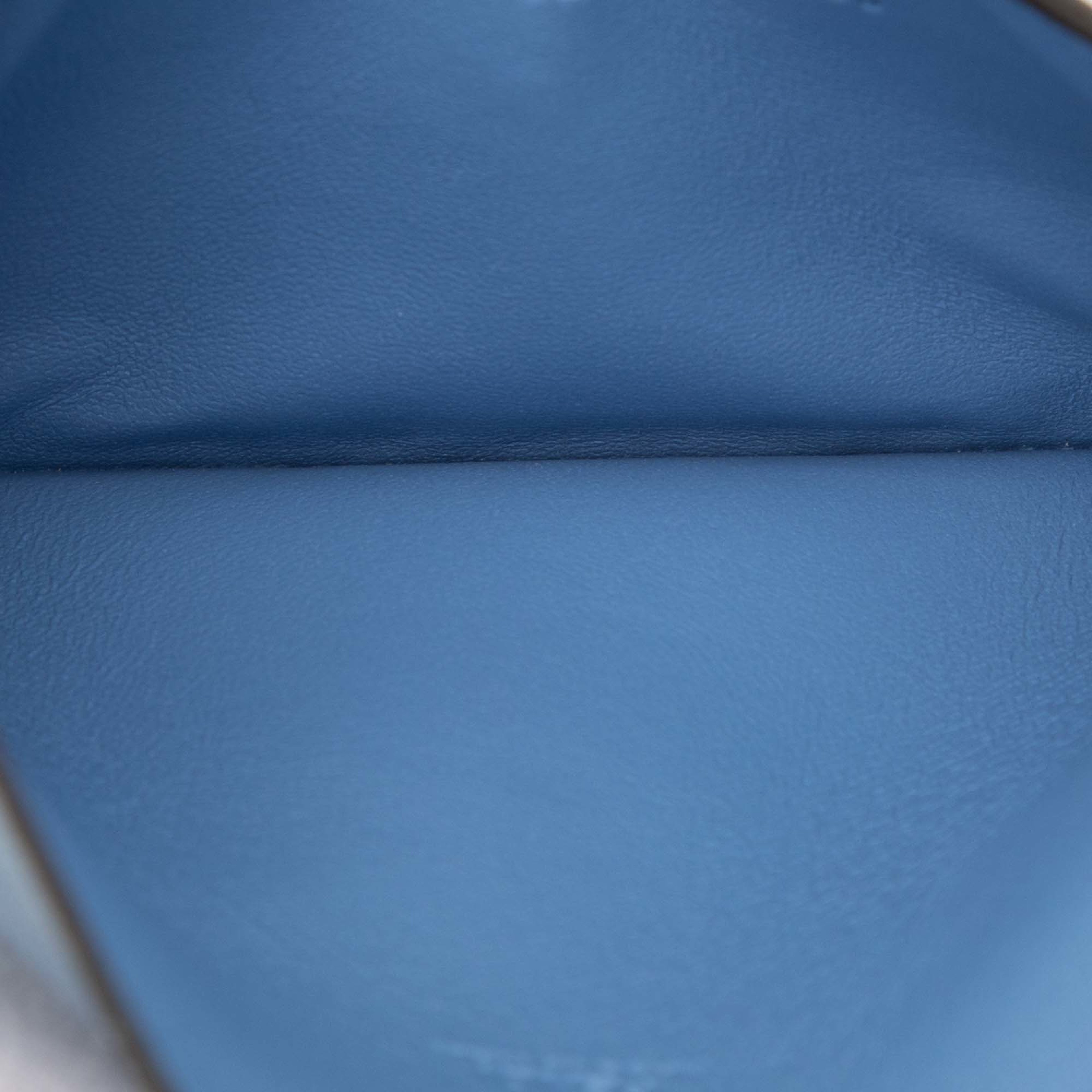 Fendi Zucca Embossed Leather Envelope Clutch, från Luxclusif, i färgen brown. Klicka för att öppna bilden i stort format