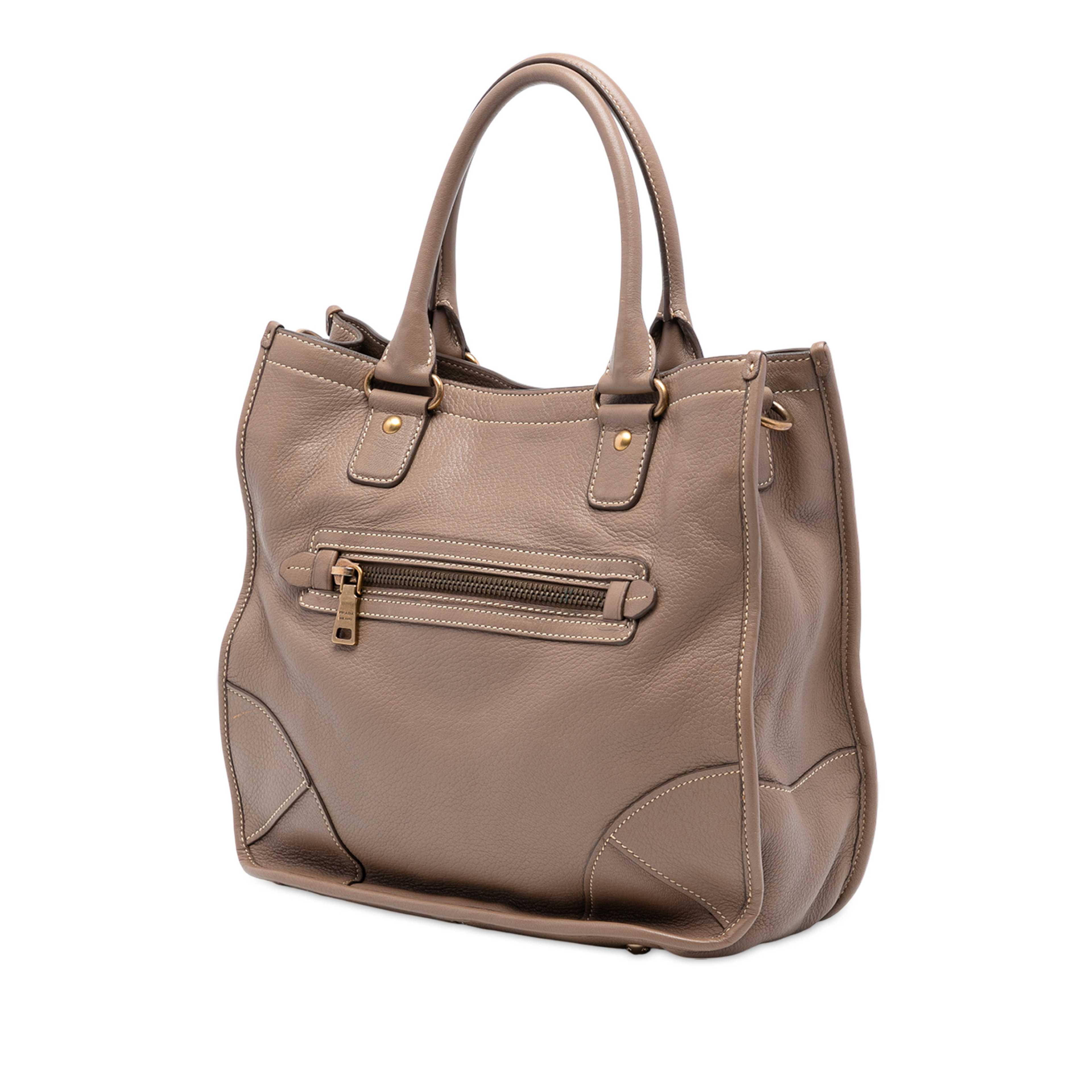 Prada Cervo Open Convertible Tote, från Luxclusif, i färgen beige. Klicka för att öppna bilden i stort format