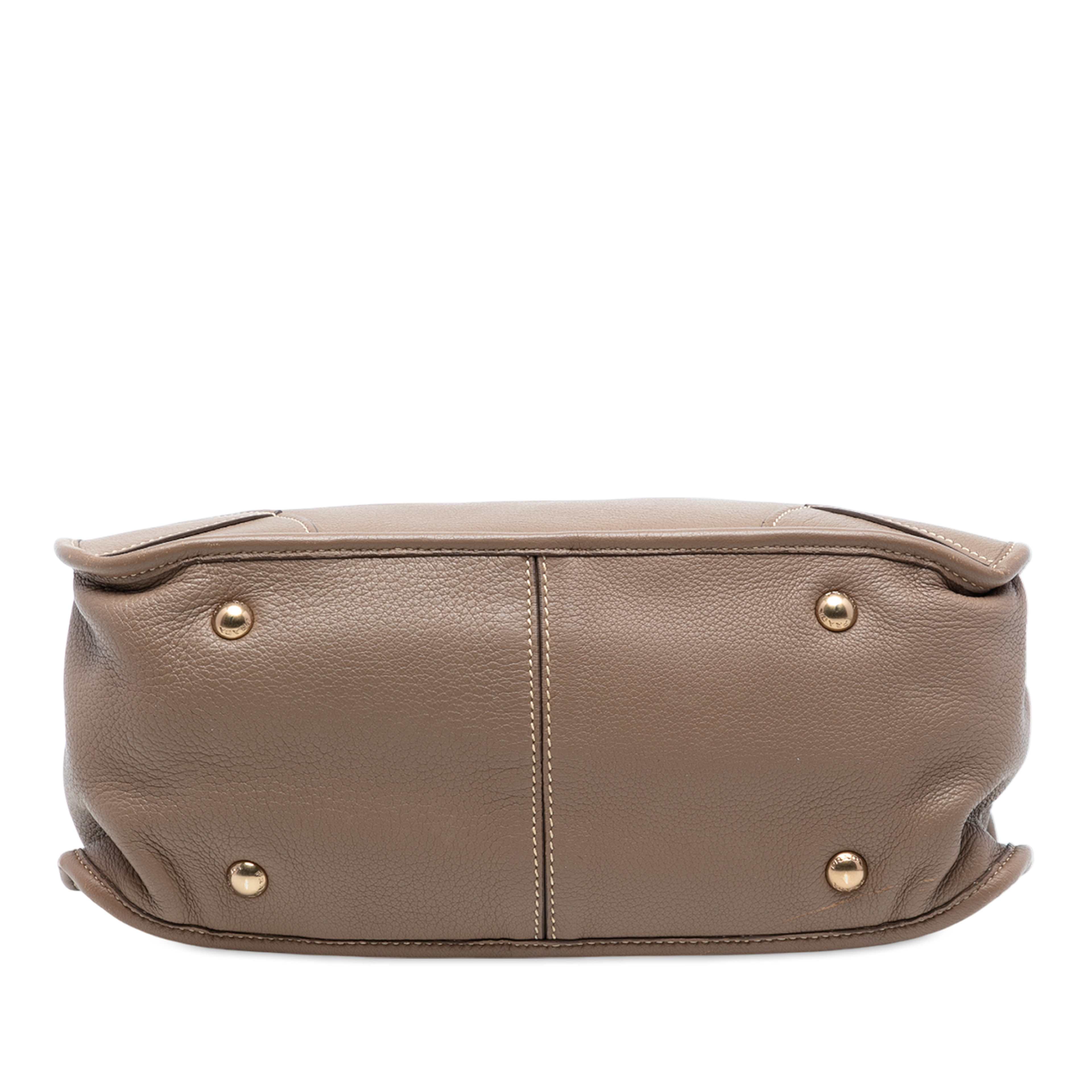 Prada Cervo Open Convertible Tote, från Luxclusif, i färgen beige. Klicka för att öppna bilden i stort format