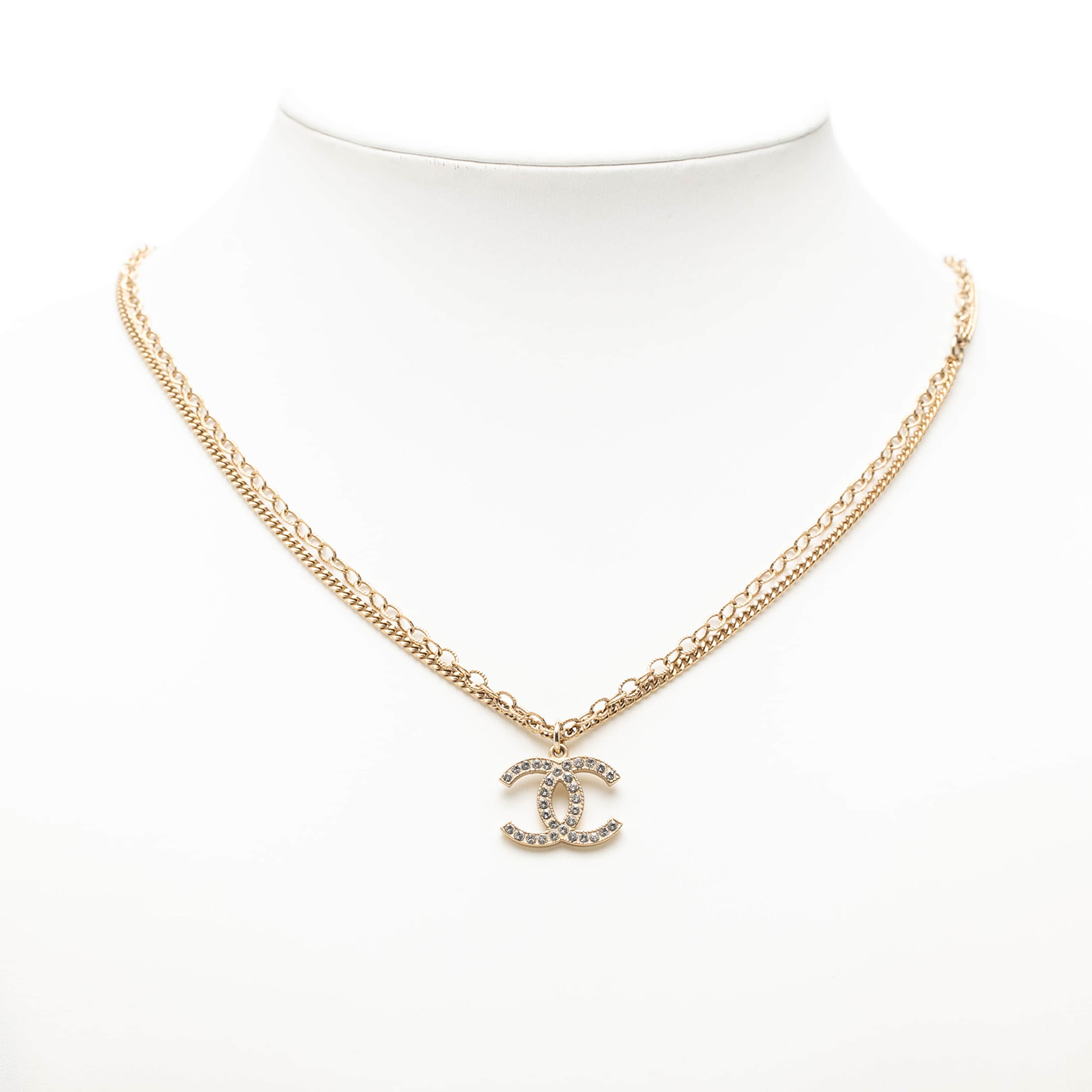 Chanel Gold Plated Cc Crystal Pendant Necklace, från Luxclusif, i färgen gold. Klicka för att öppna bilden i stort format