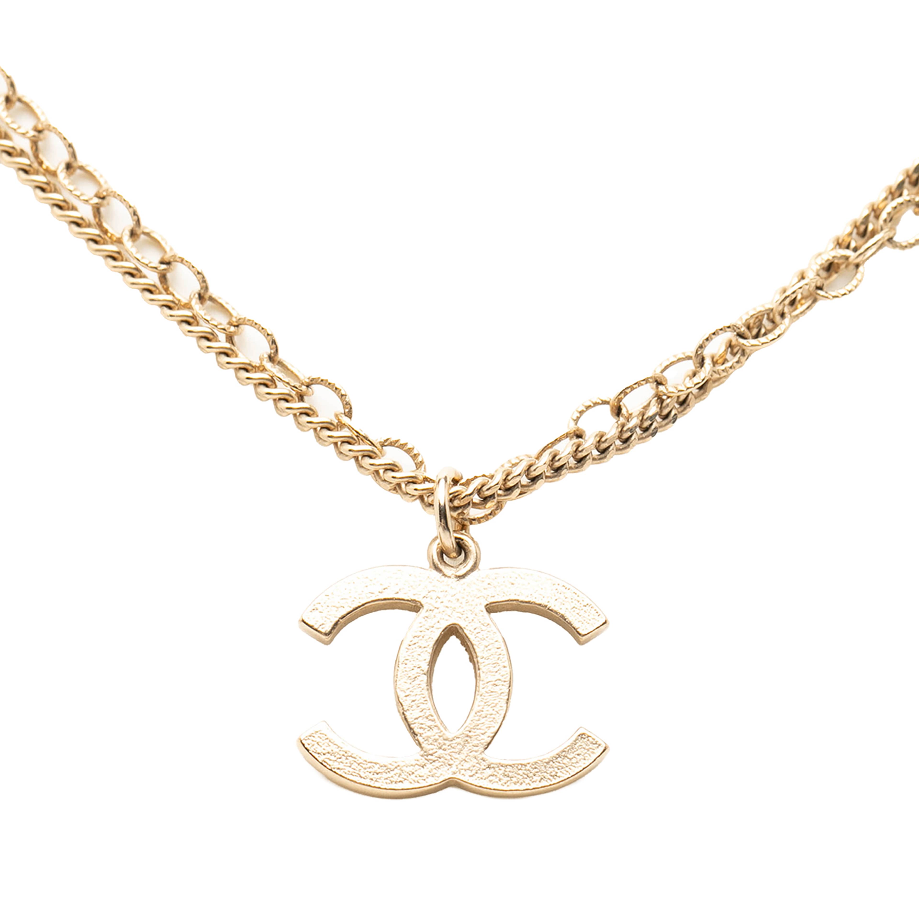 Chanel Gold Plated Cc Crystal Pendant Necklace, från Luxclusif, i färgen gold. Klicka för att öppna bilden i stort format