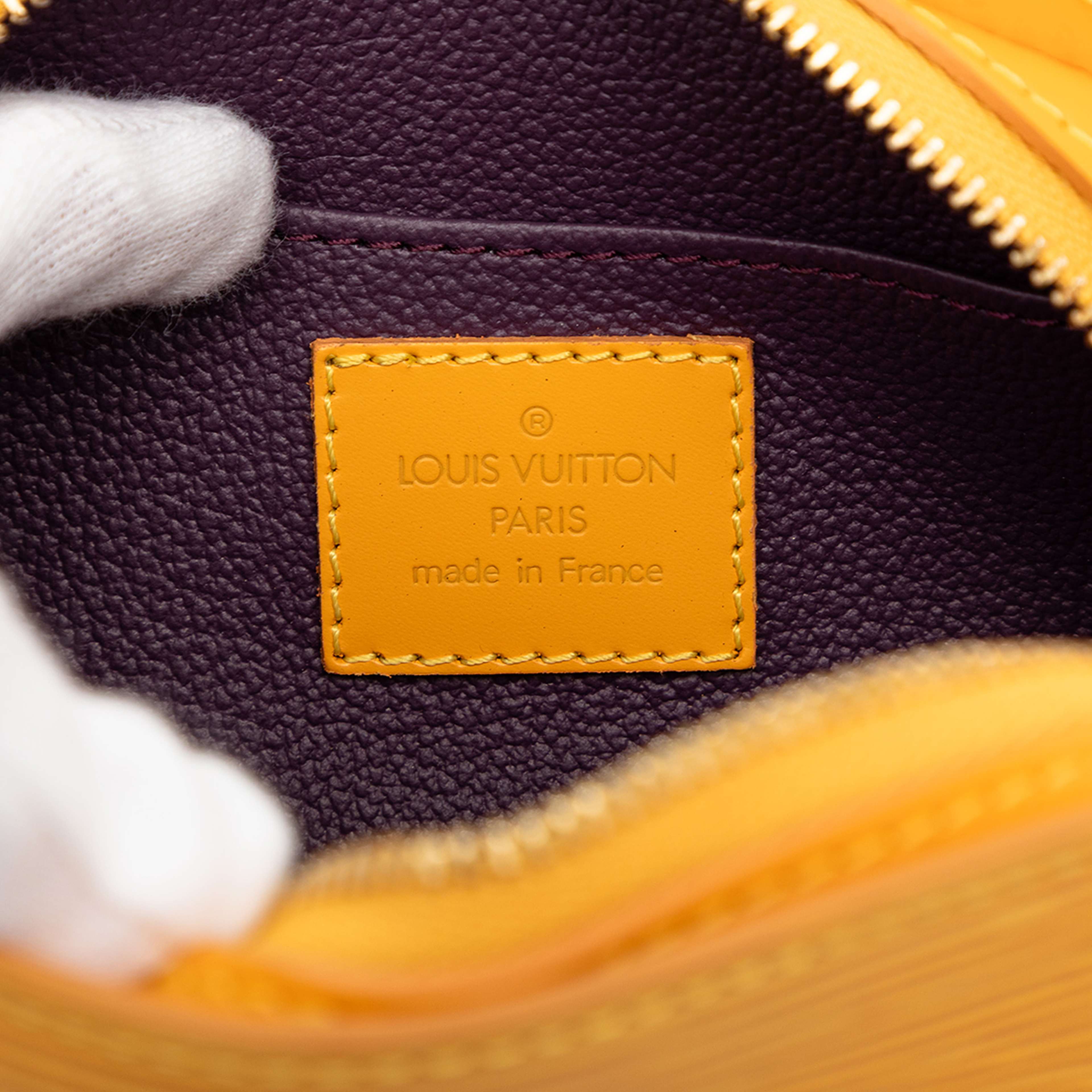 Louis Vuitton Epi Dauphine Pm Pouch, från Luxclusif, i färgen yellow. Klicka för att öppna bilden i stort format