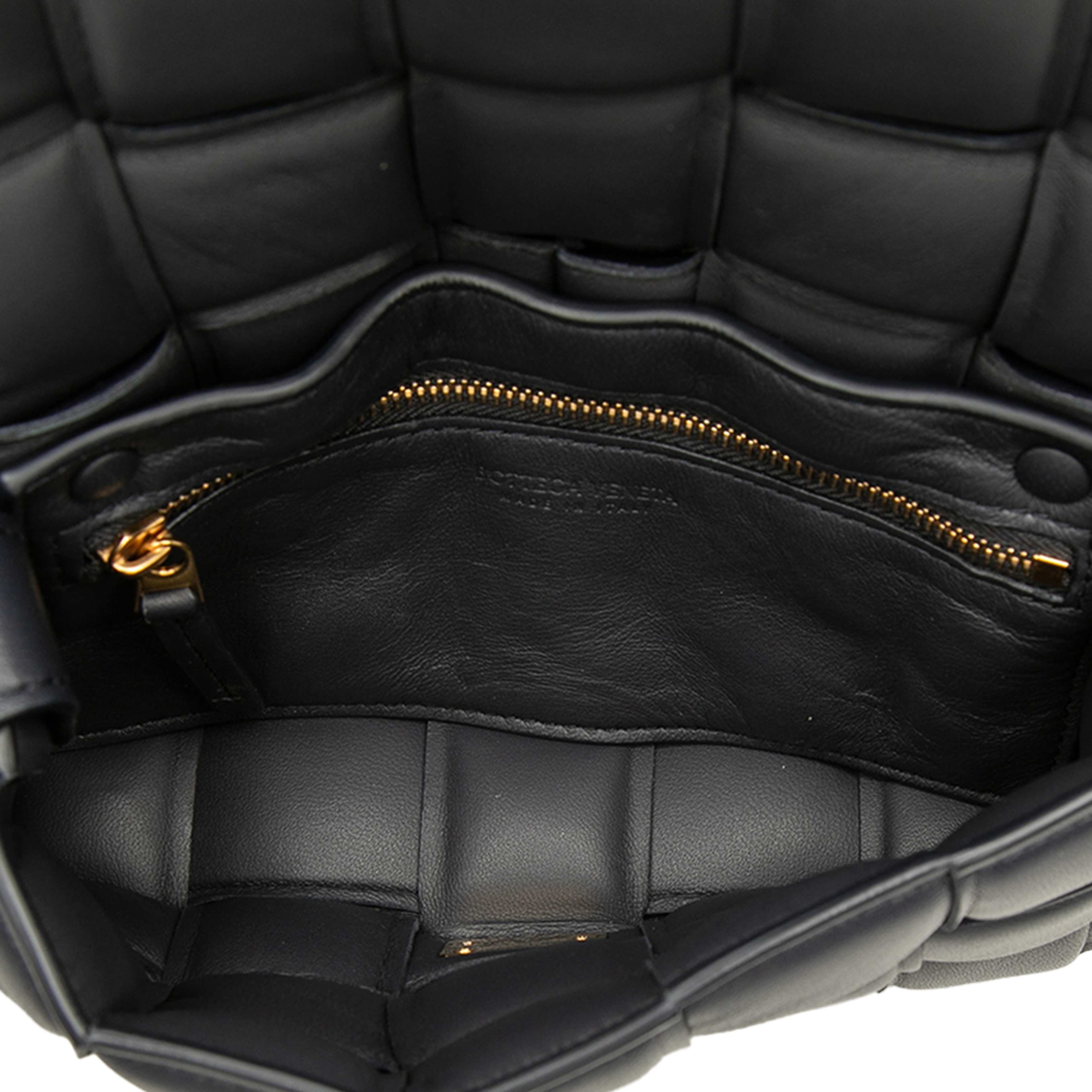 Bottega Veneta Small Nappa Intrecciato Padded Cassette Crossbody, från Luxclusif, i färgen svart. Klicka för att öppna bilden i stort format