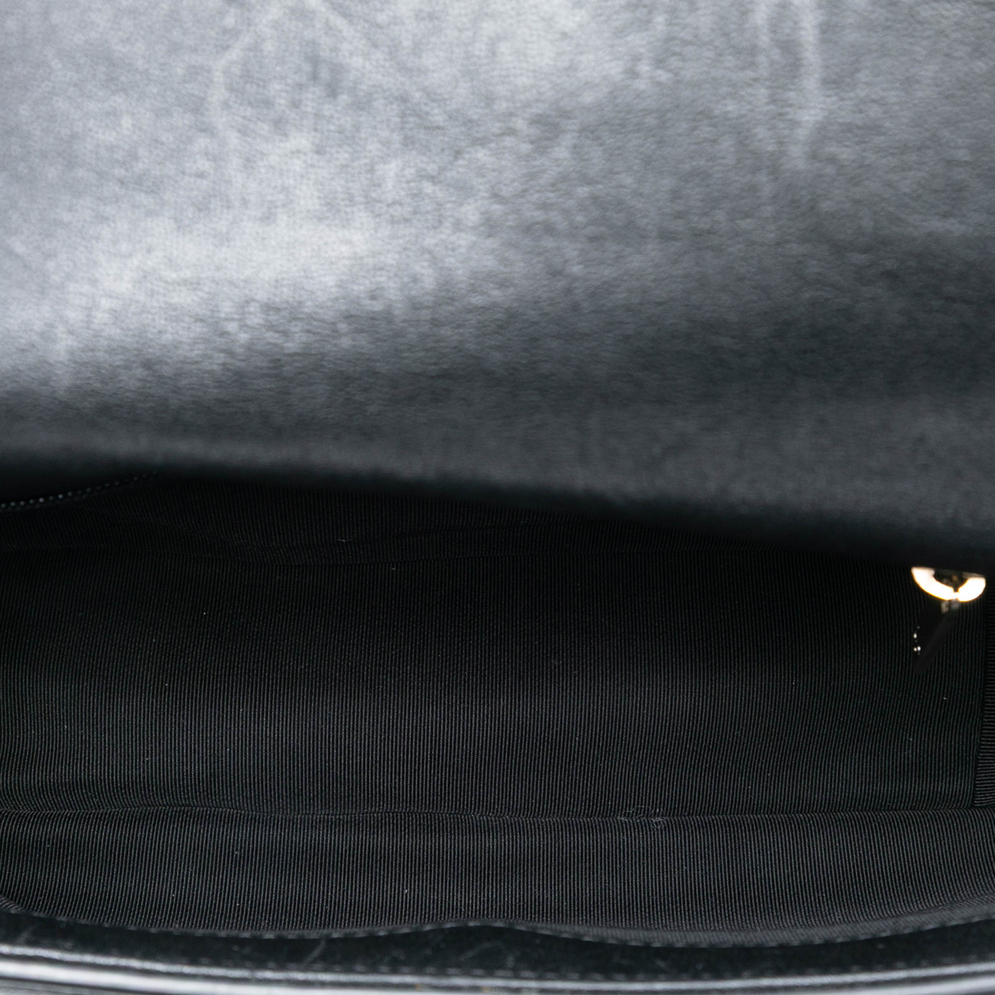 Chanel Mini Quilted Sheepskin Double Chevron Flap, från Luxclusif, i färgen black. Klicka för att öppna bilden i stort format