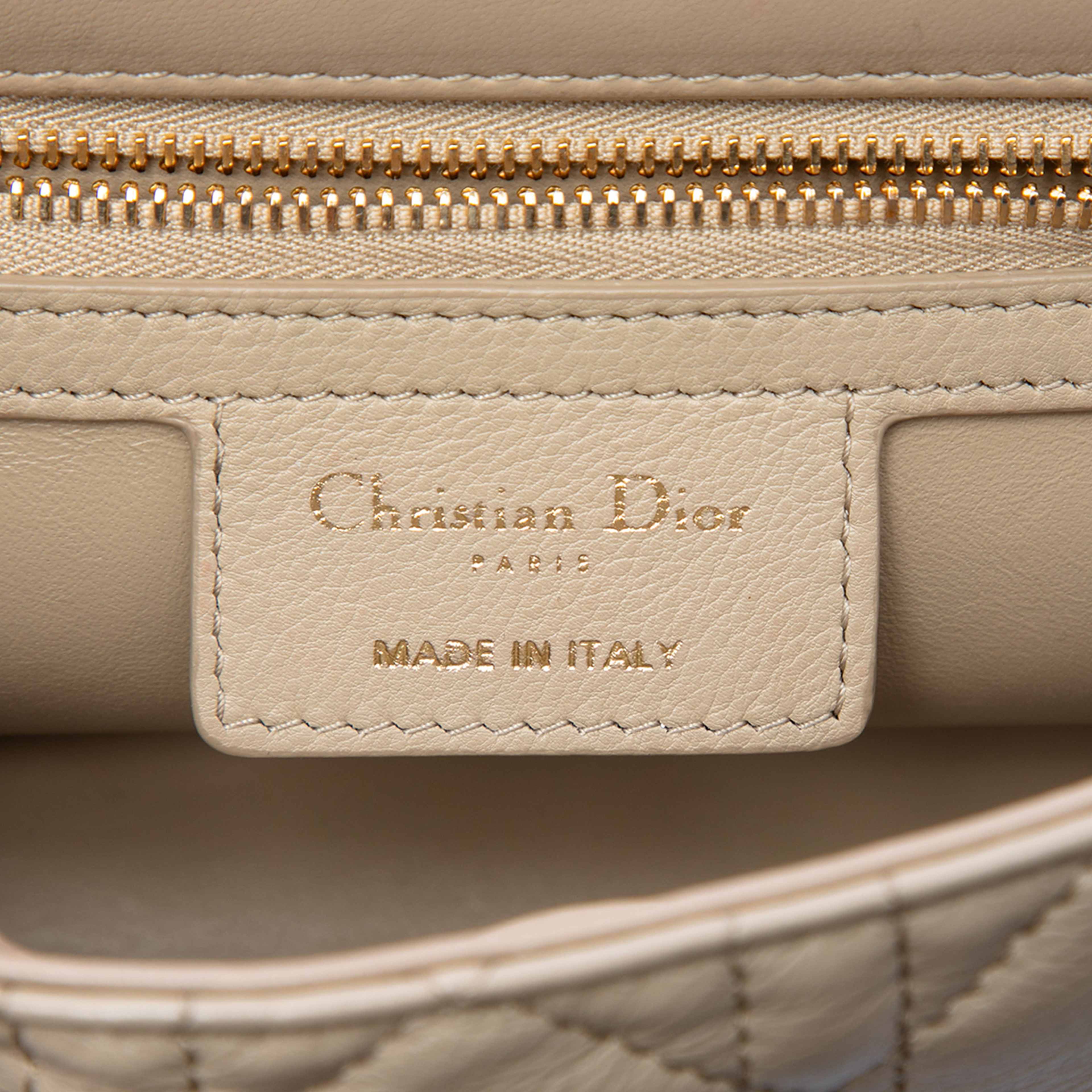Dior Small Calfskin Cannage Caro Crossbody, från Luxclusif, i färgen beige. Klicka för att öppna bilden i stort format