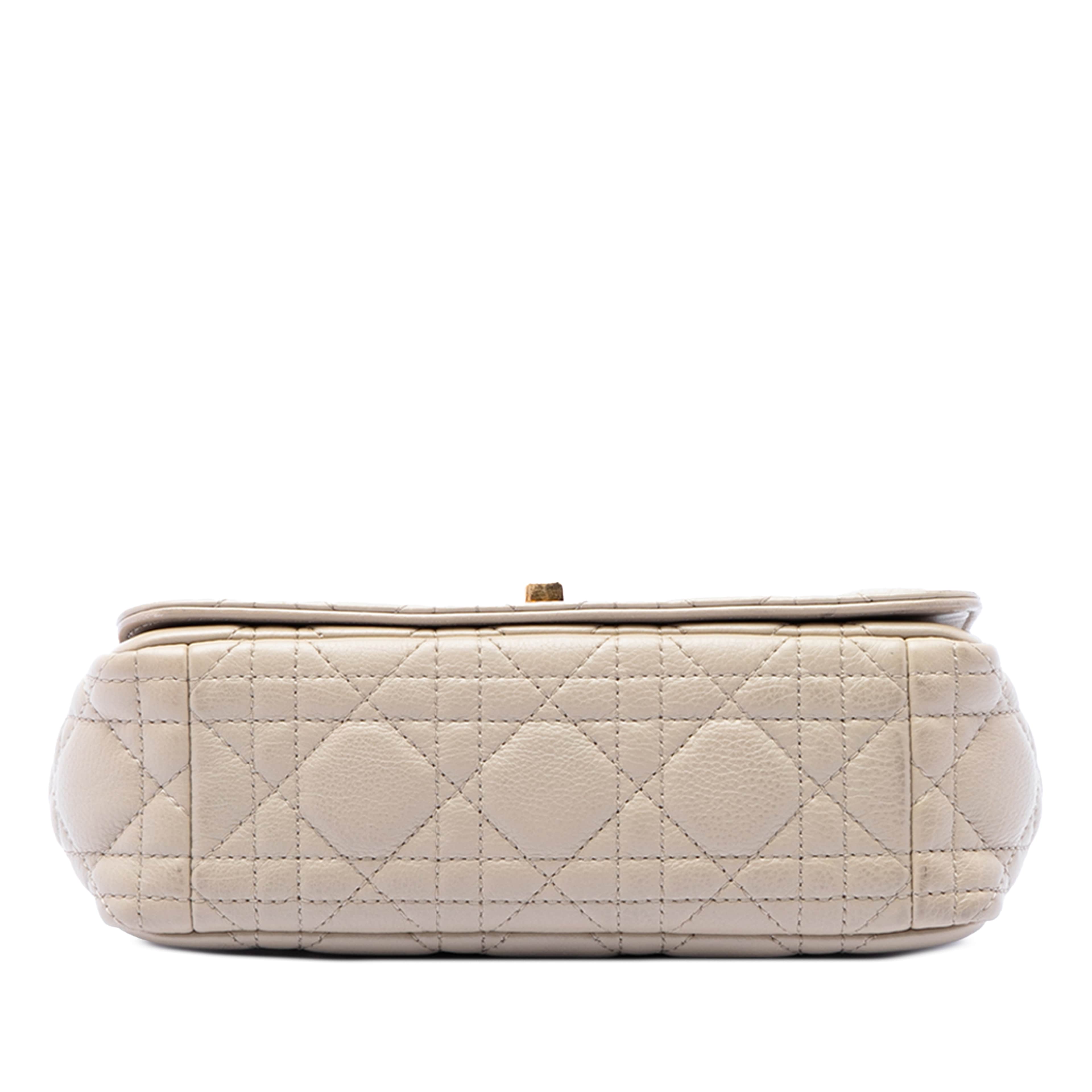 Dior Small Calfskin Cannage Caro Crossbody, från Luxclusif, i färgen beige. Klicka för att öppna bilden i stort format