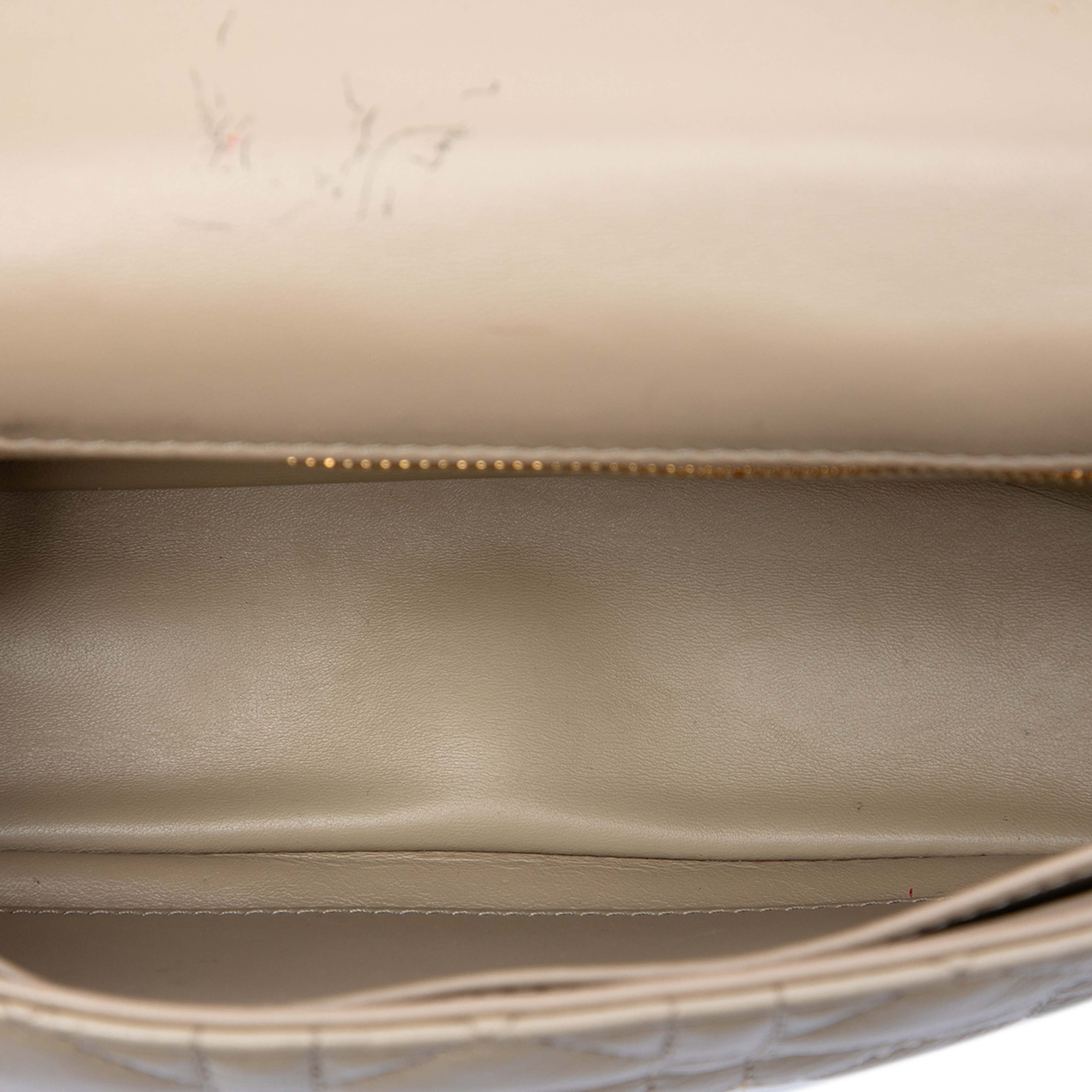 Dior Small Calfskin Cannage Caro Crossbody, från Luxclusif, i färgen beige. Klicka för att öppna bilden i stort format