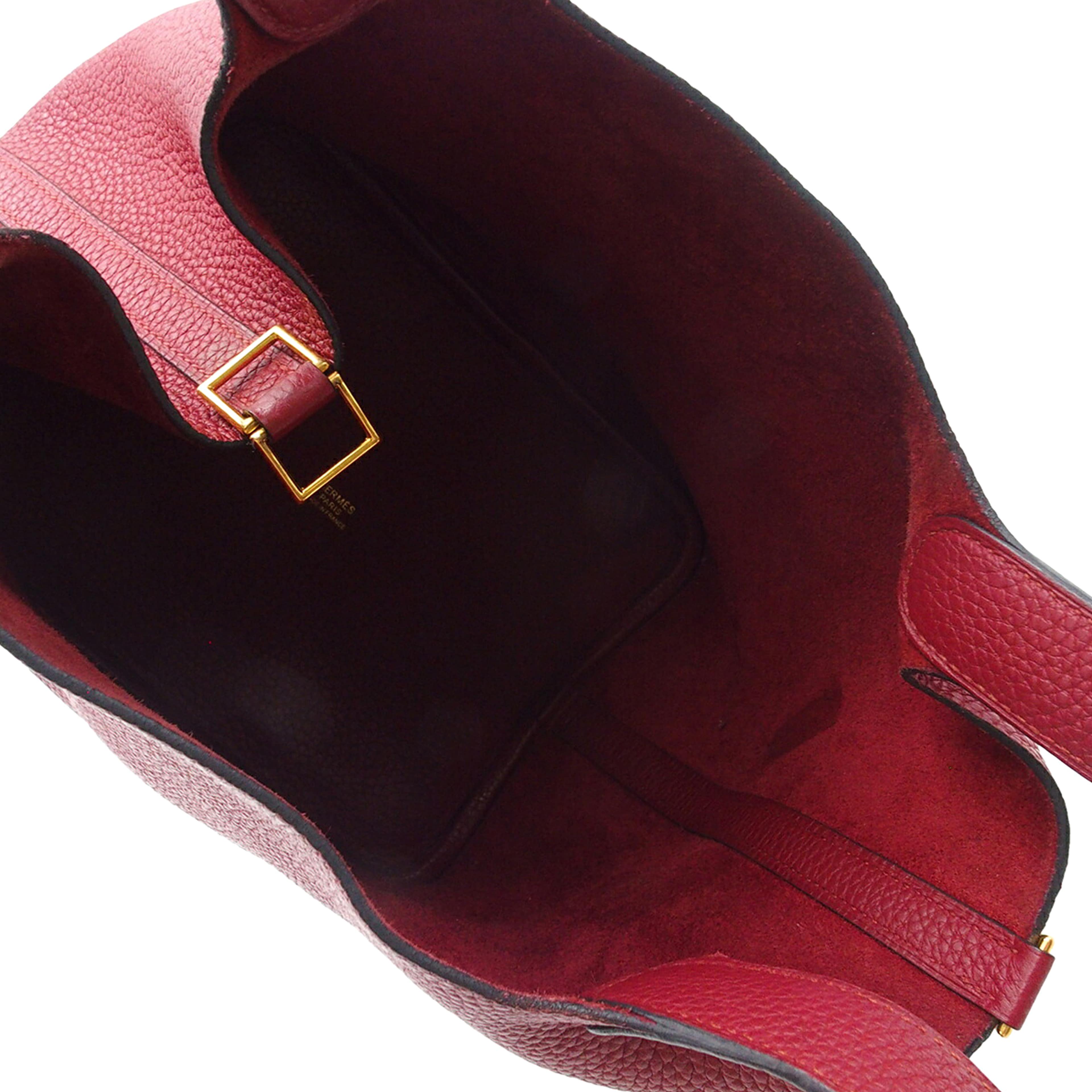 Hermès Clemence Picotin Lock 22, från Luxclusif, i färgen dark red. Klicka för att öppna bilden i stort format