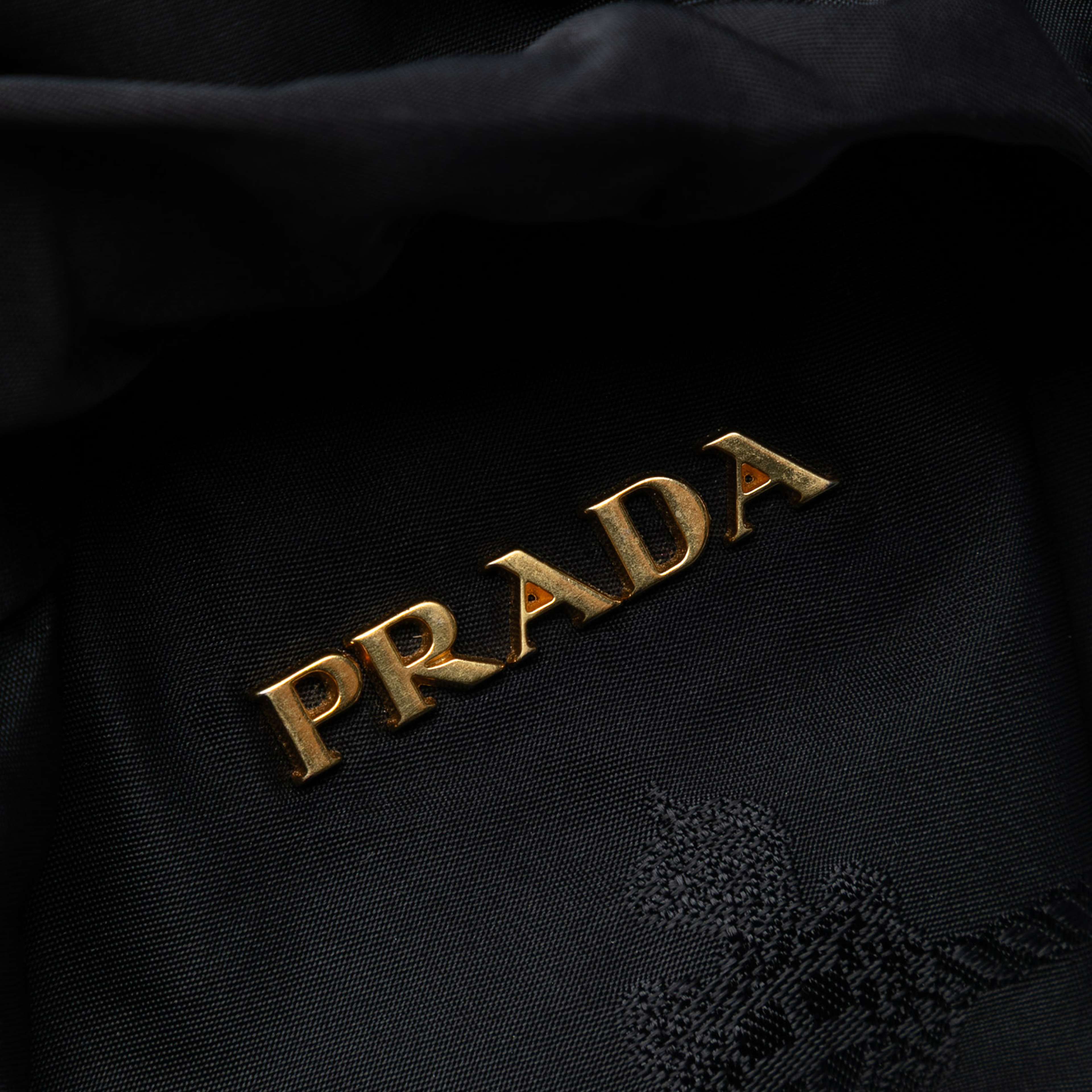 Prada Tessuto Logo Drawstring Tote, från Luxclusif, i färgen black. Klicka för att öppna bilden i stort format