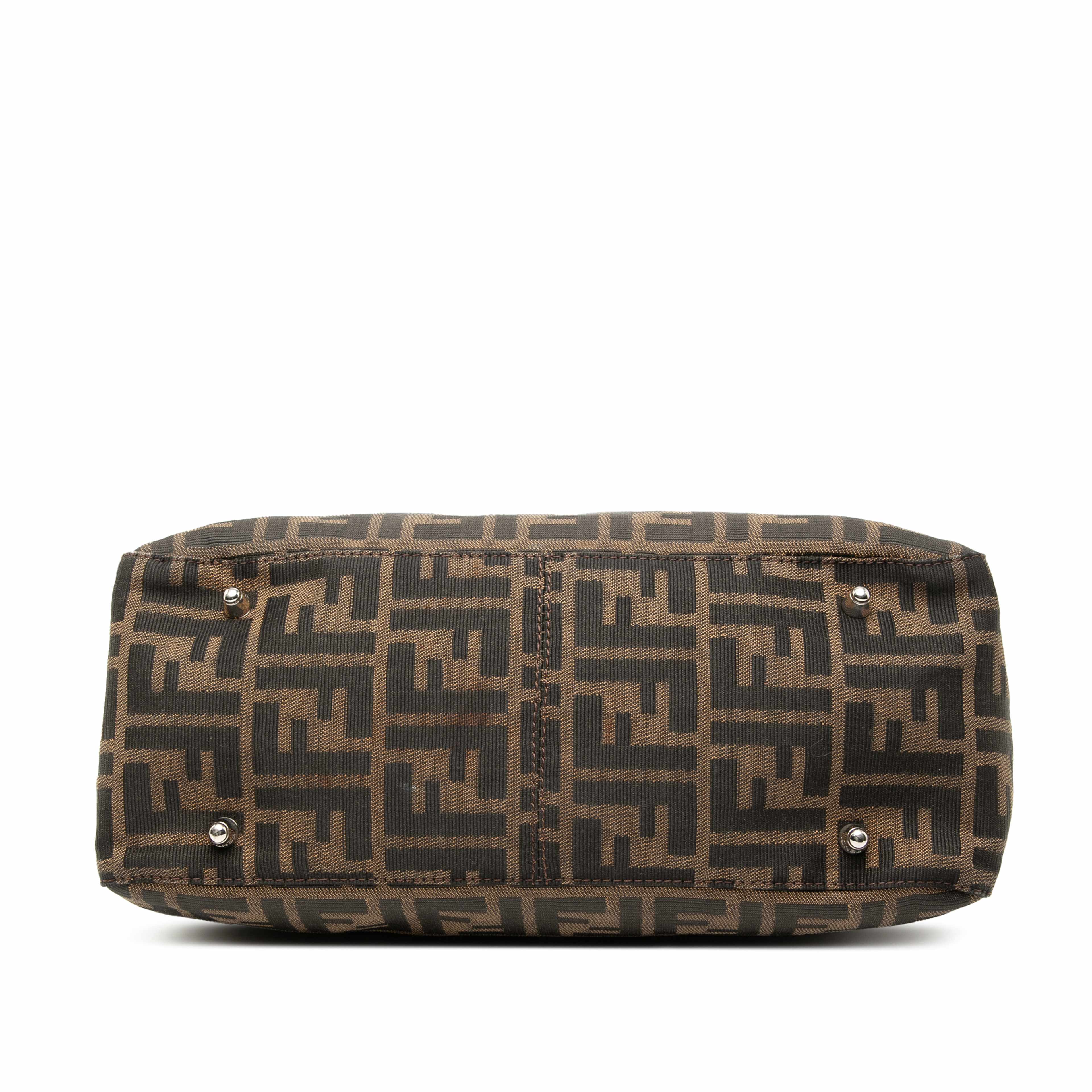 Fendi Small Zucca Canvas Twins Tote, från Luxclusif, i färgen brun. Klicka för att öppna bilden i stort format