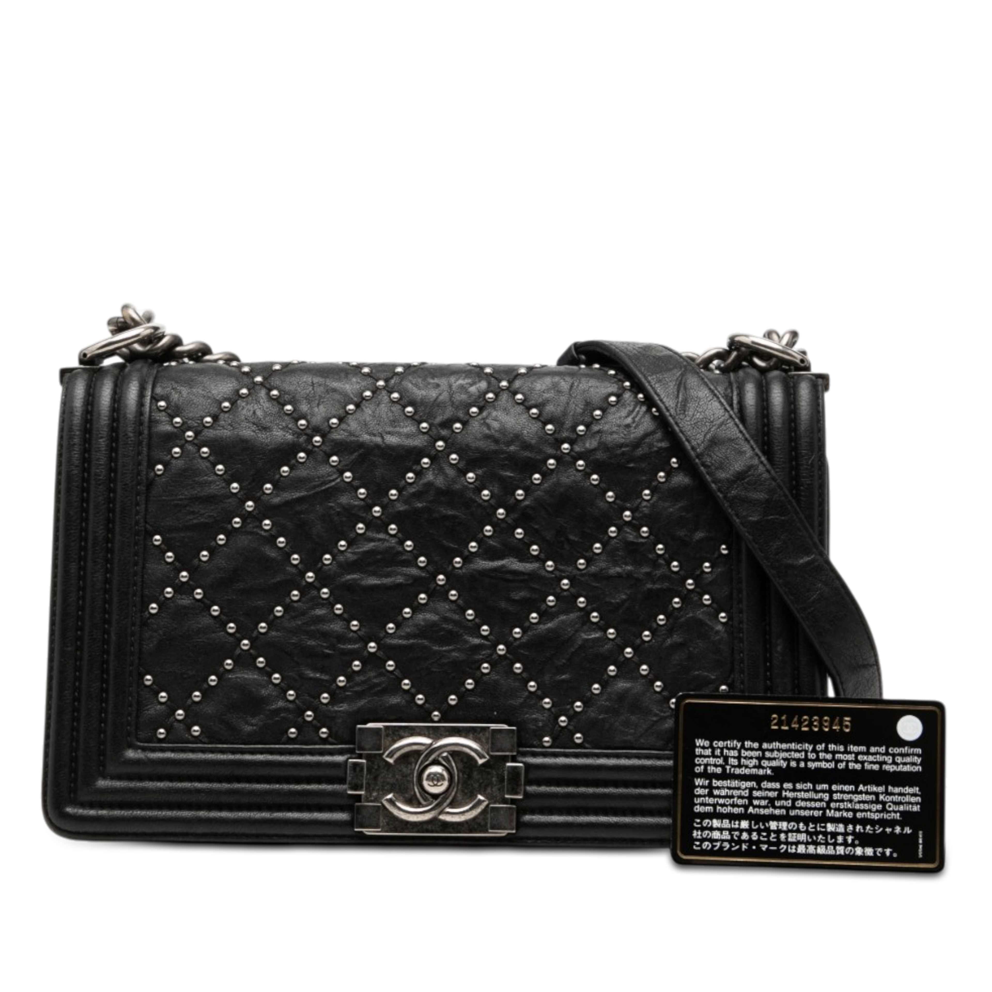 Chanel Old Medium Quilted Crumpled Calfskin Studded Boy Flap, från Luxclusif, i färgen svart. Klicka för att öppna bilden i stort format