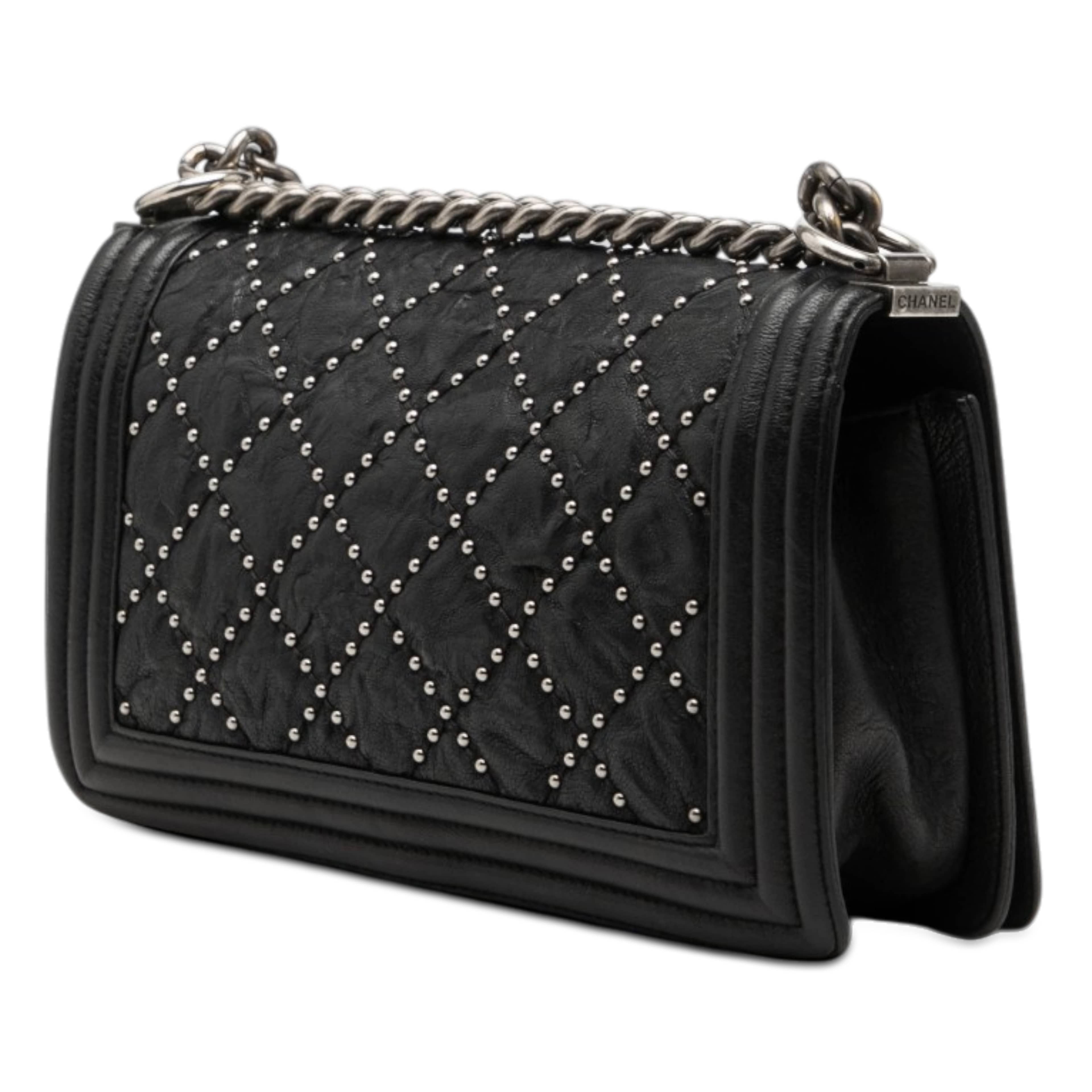 Chanel Old Medium Quilted Crumpled Calfskin Studded Boy Flap, från Luxclusif, i färgen black. Klicka för att öppna bilden i stort format