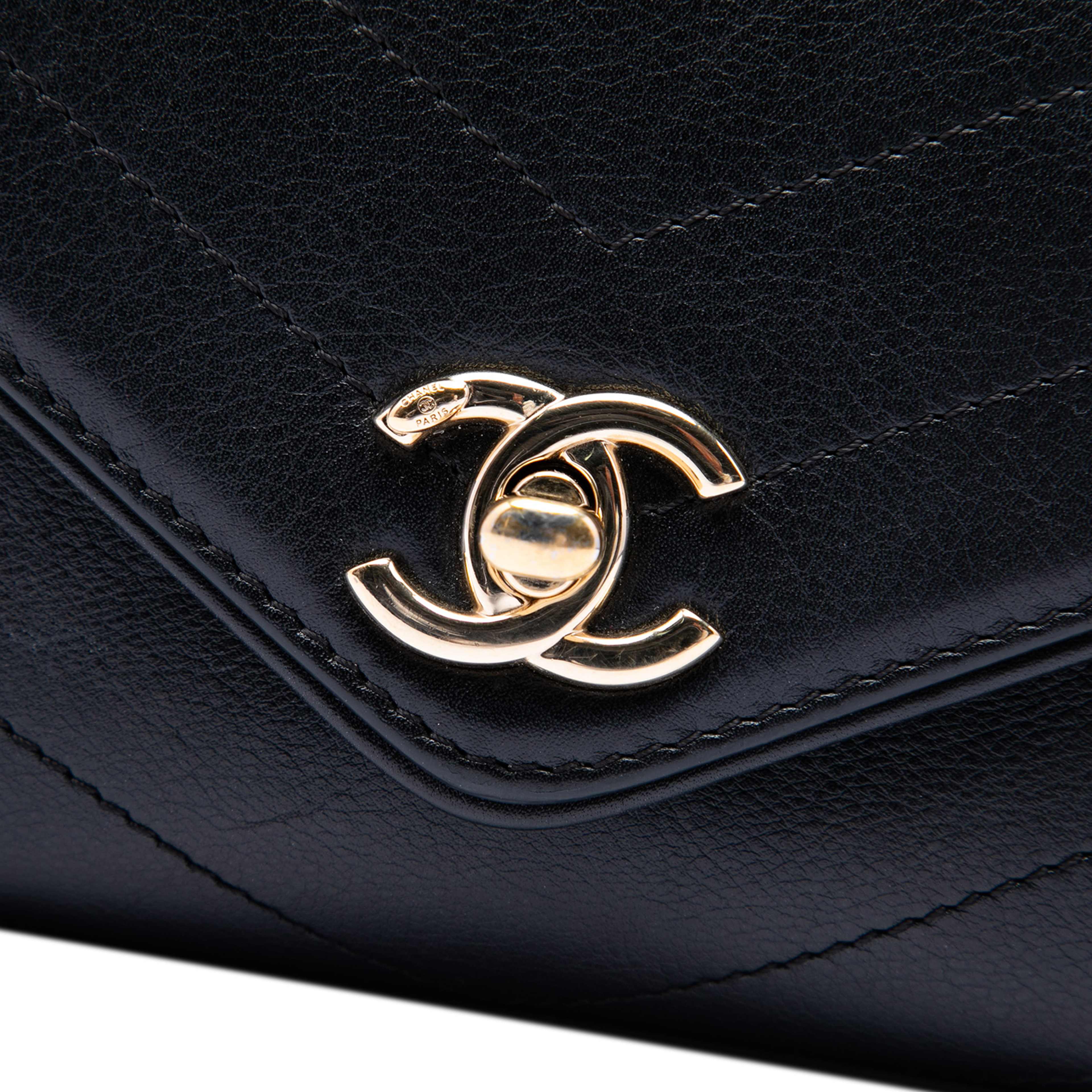 Chanel Chevron Calfskin Stitched Coco Belt Bag, från Luxclusif, i färgen svart. Klicka för att öppna bilden i stort format
