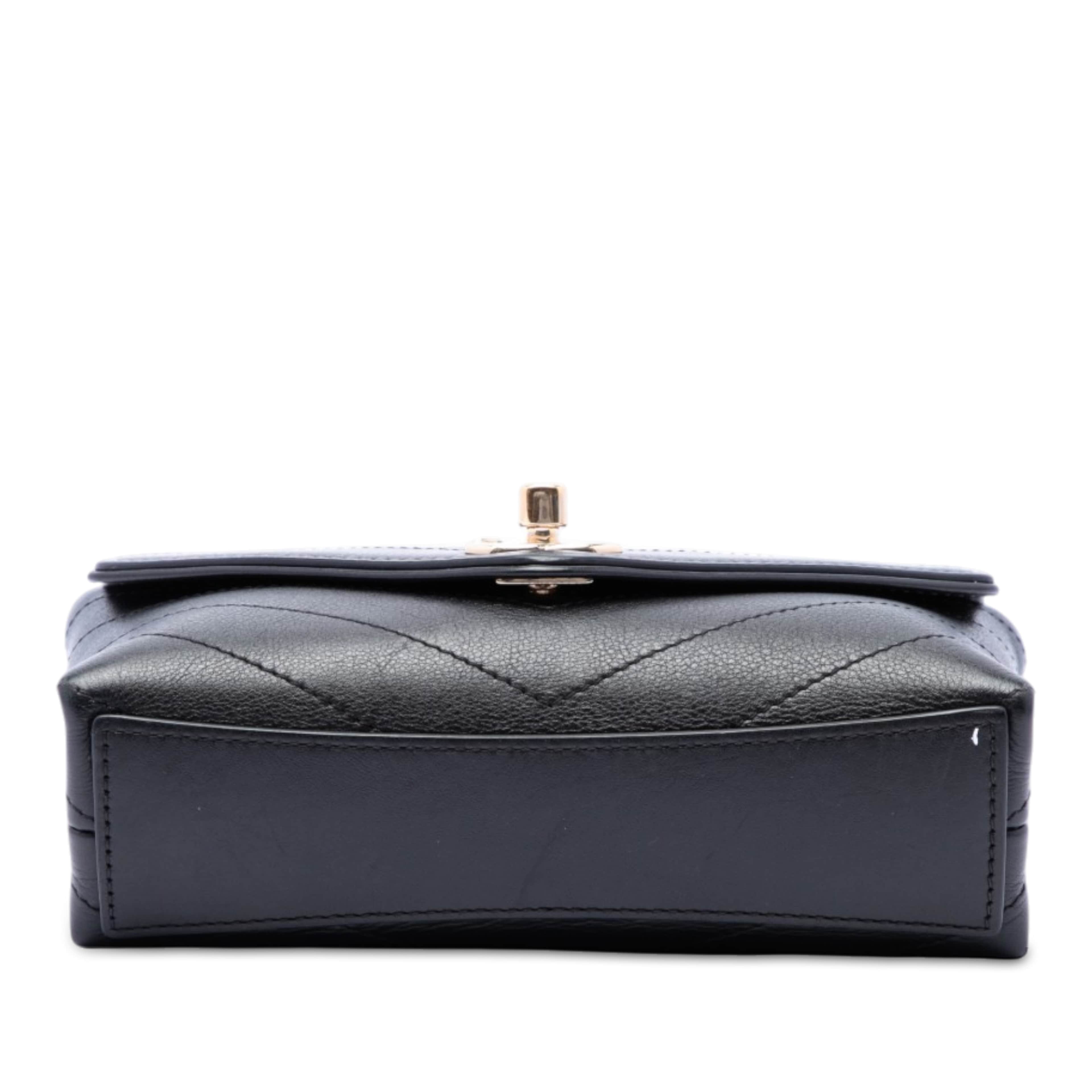 Chanel Chevron Calfskin Stitched Coco Belt Bag, från Luxclusif, i färgen svart. Klicka för att öppna bilden i stort format
