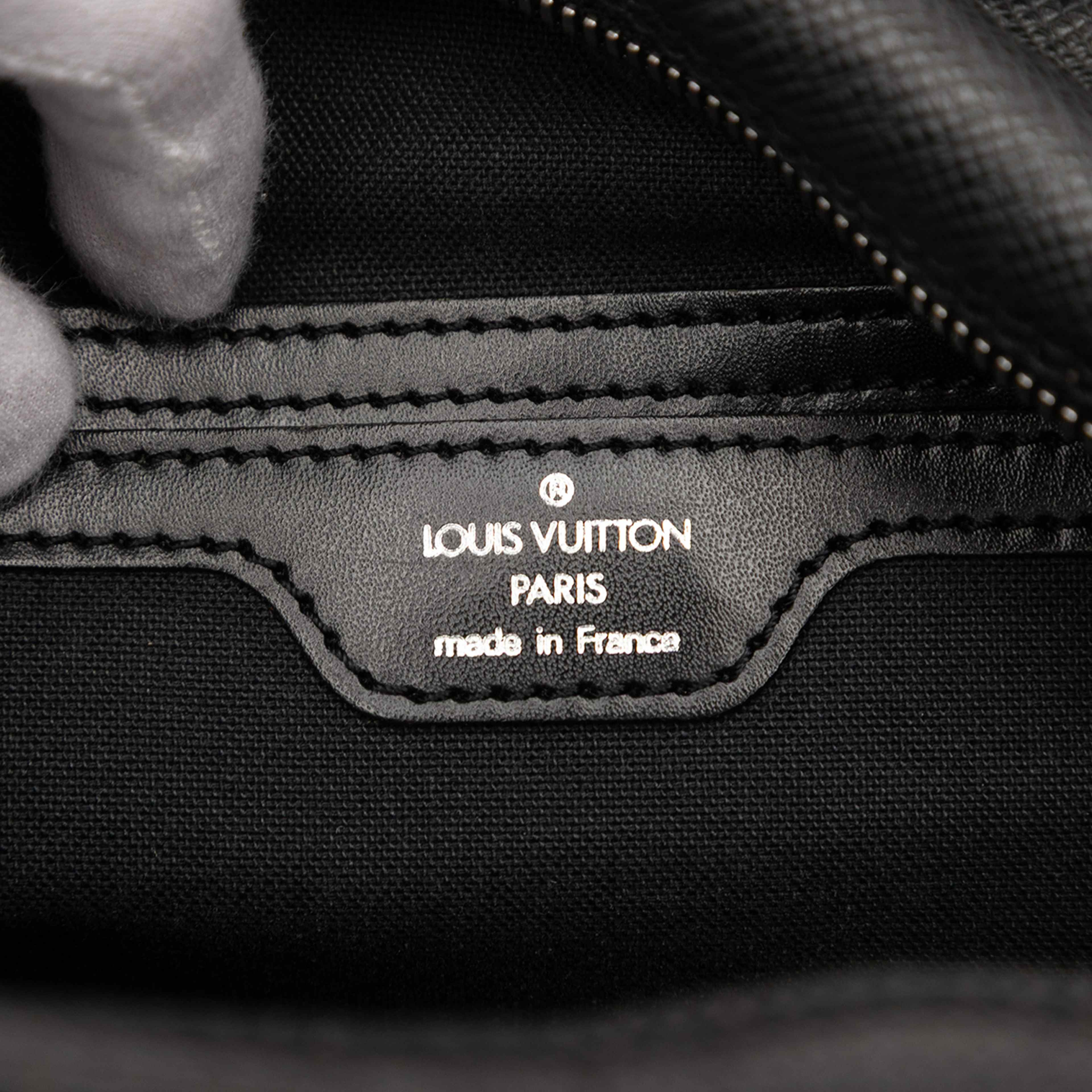 Louis Vuitton Taiga Reporter Pm, från Luxclusif, i färgen black. Klicka för att öppna bilden i stort format