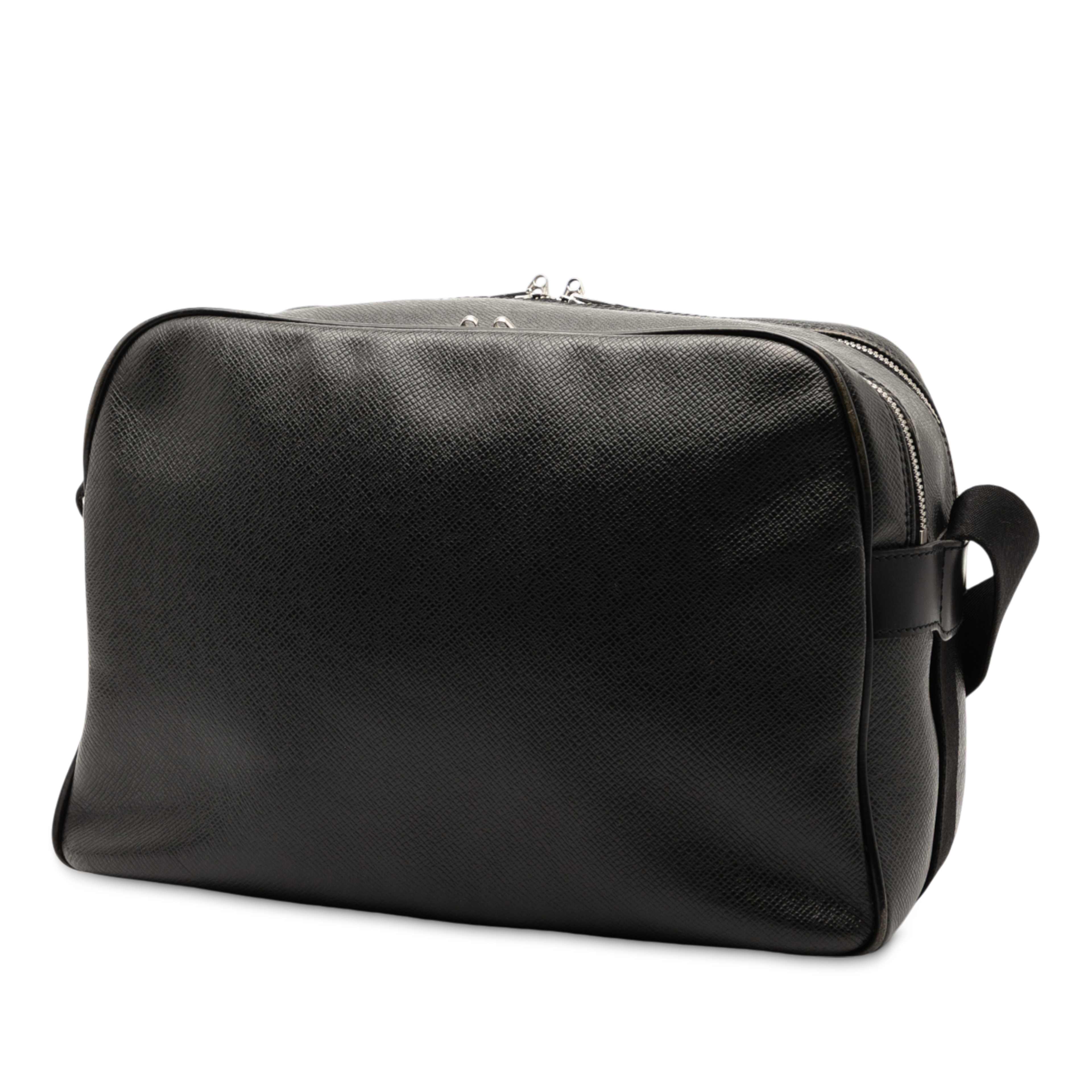 Louis Vuitton Taiga Reporter Pm, från Luxclusif, i färgen black. Klicka för att öppna bilden i stort format