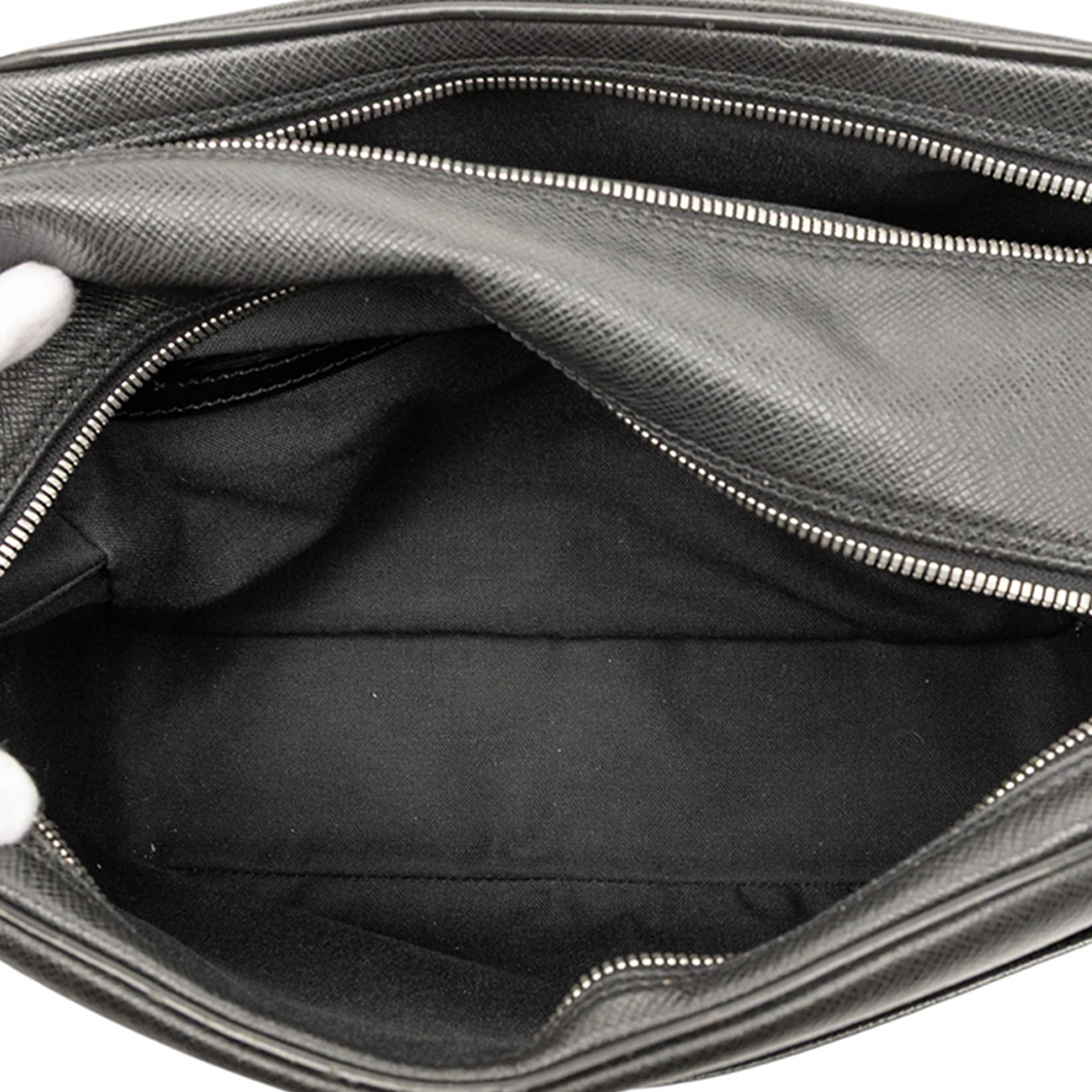 Louis Vuitton Taiga Reporter Pm, från Luxclusif, i färgen black. Klicka för att öppna bilden i stort format