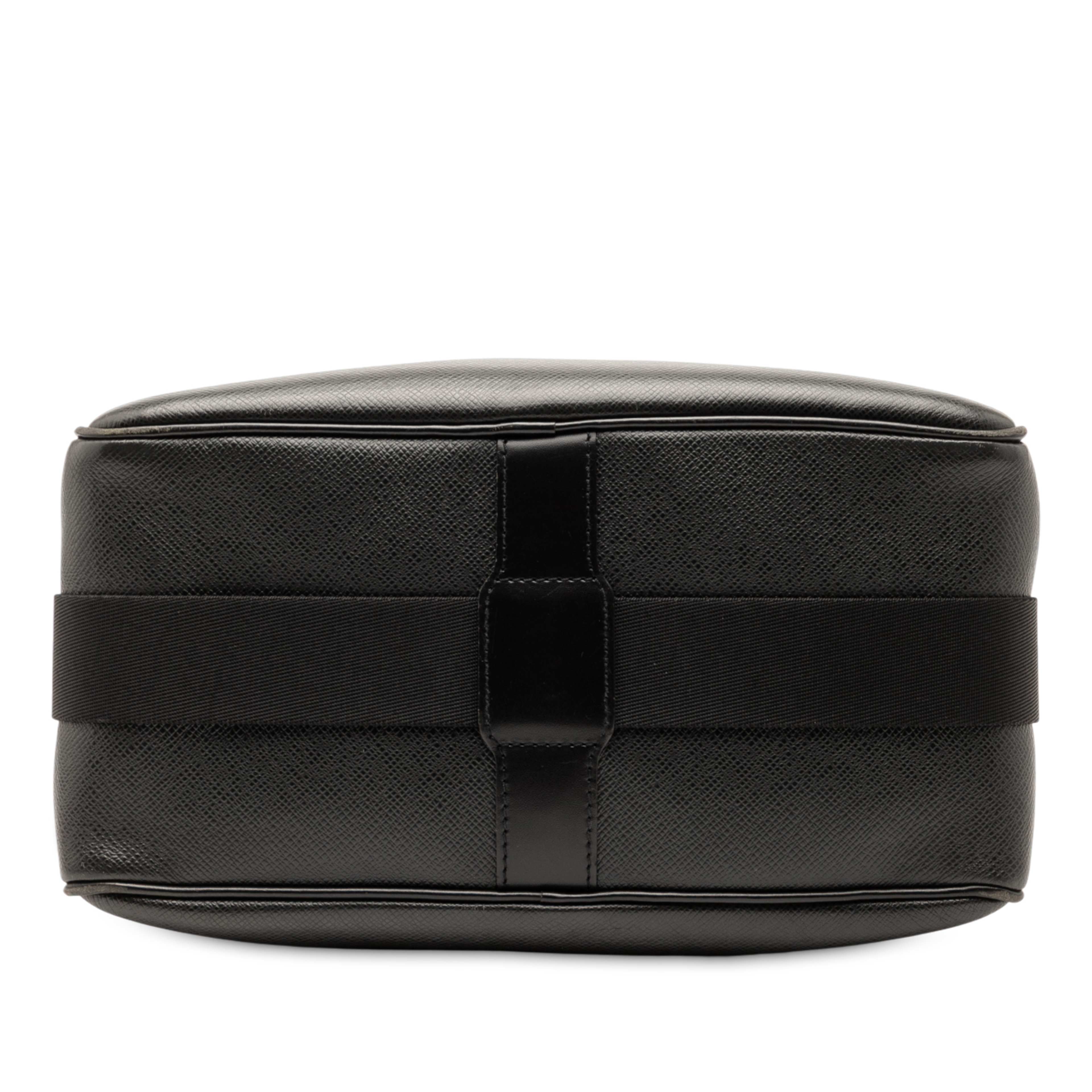 Louis Vuitton Taiga Reporter Pm, från Luxclusif, i färgen black. Klicka för att öppna bilden i stort format