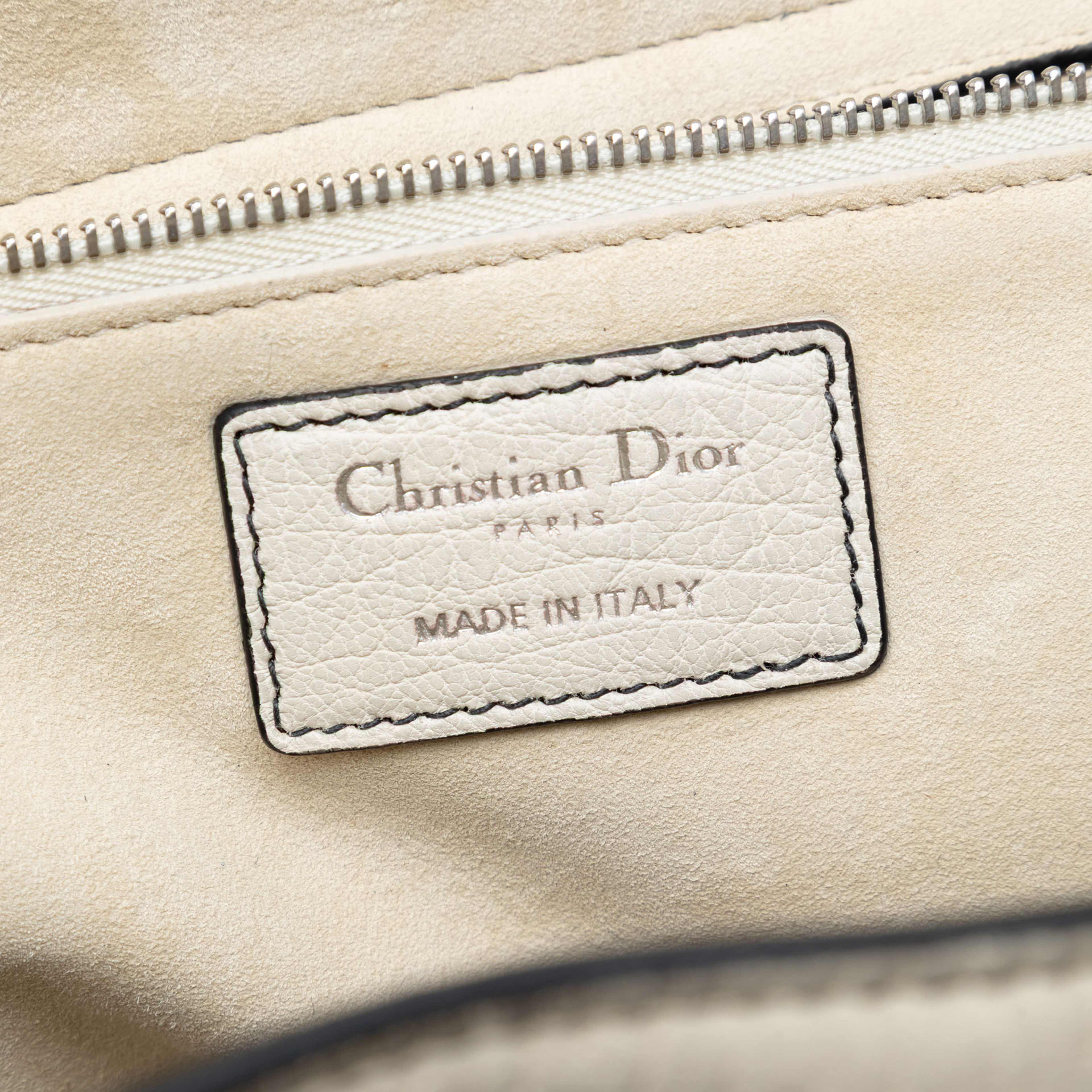 Dior Large Canyon Grained Lambskin Lady Dior, från Luxclusif, i färgen off white. Klicka för att öppna bilden i stort format