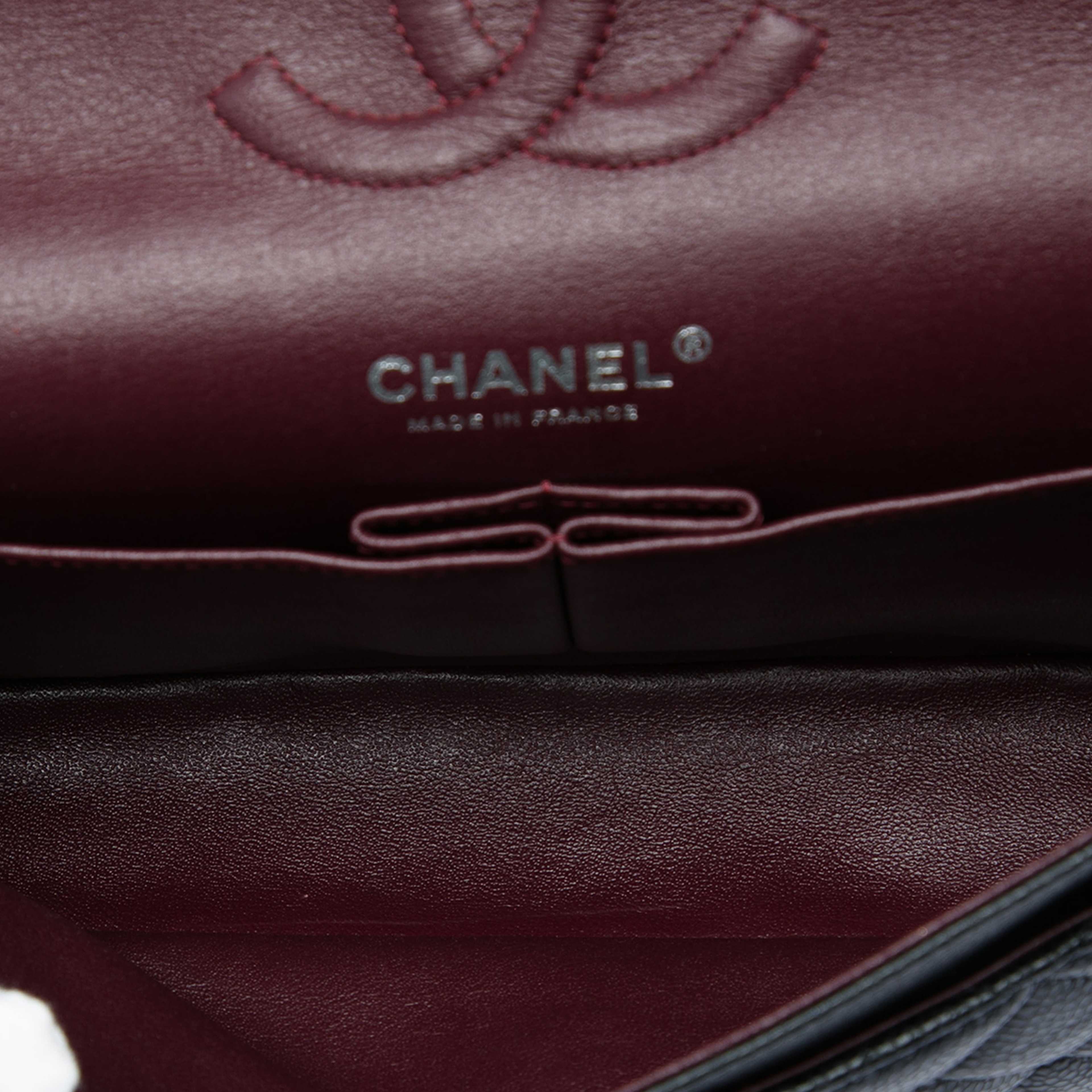 Chanel Medium Classic Caviar Double Flap, från Luxclusif, i färgen svart. Klicka för att öppna bilden i stort format