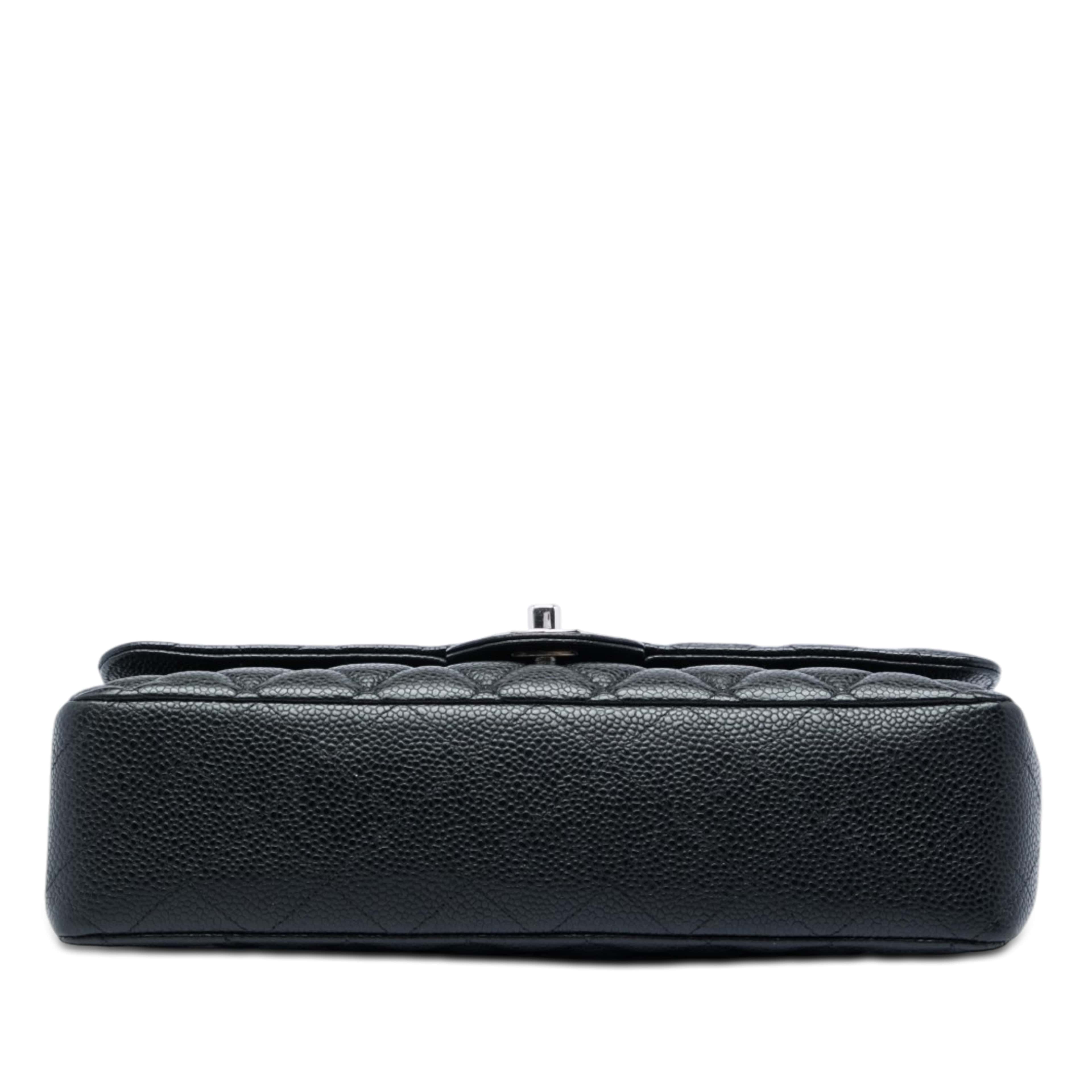 Chanel Medium Classic Caviar Double Flap, från Luxclusif, i färgen svart. Klicka för att öppna bilden i stort format