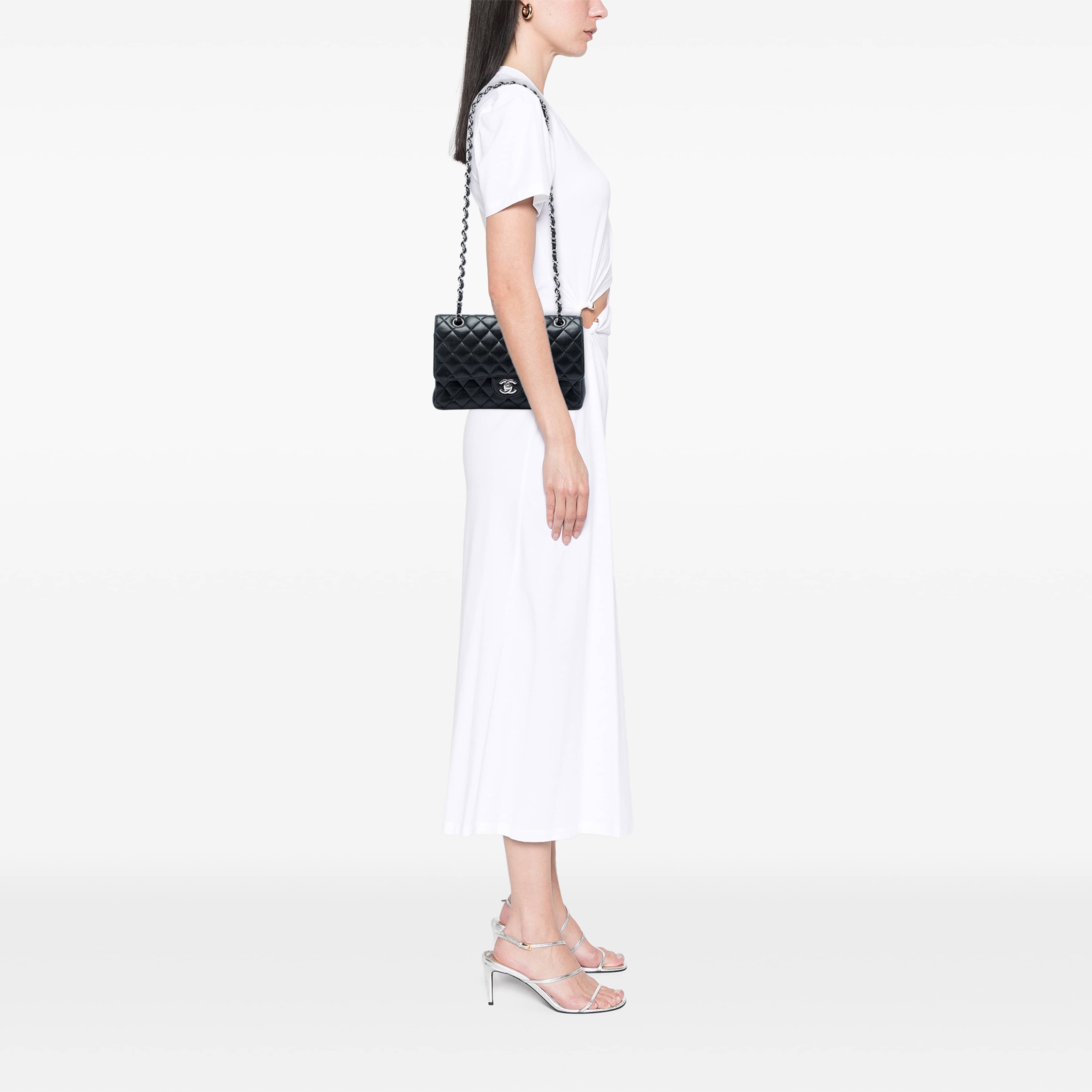 Chanel Medium Classic Caviar Double Flap, från Luxclusif, i färgen svart. Klicka för att öppna bilden i stort format