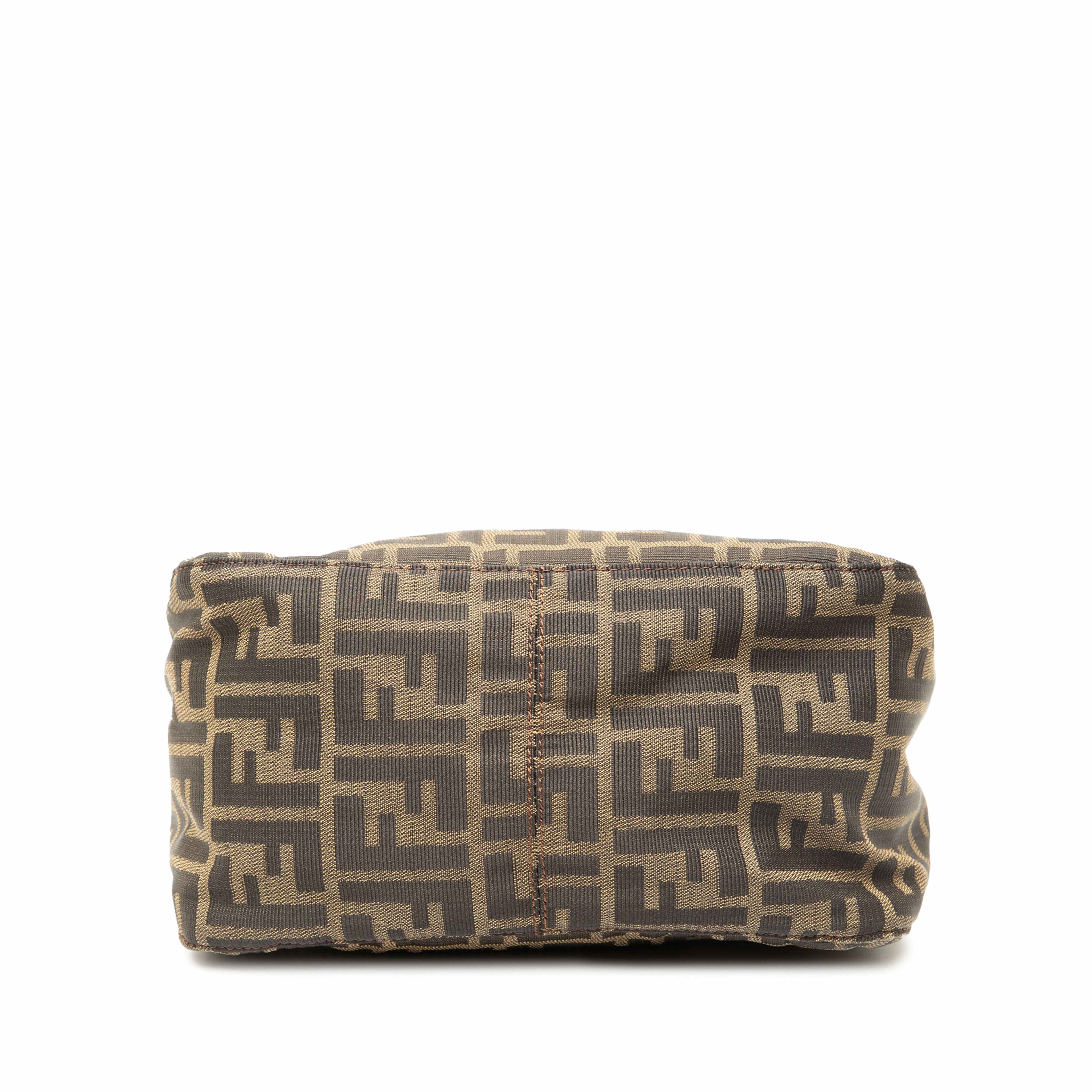 Fendi Zucca Canvas Double Flap Shoulder Bag, från Luxclusif, i färgen brown. Klicka för att öppna bilden i stort format