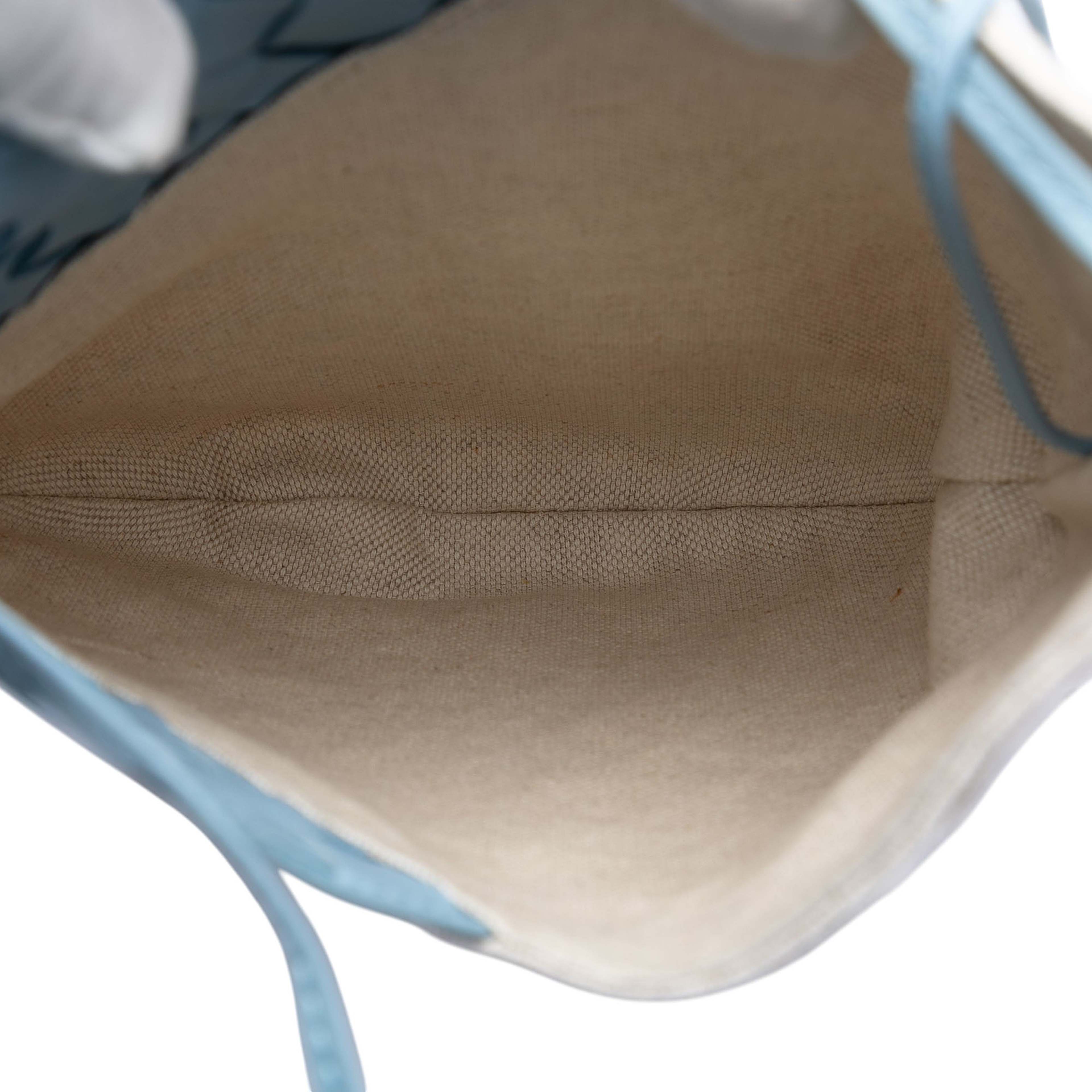 Bottega Veneta Small Nappa And Canvas Intrecciato Solstice Shoulder Bag, från Luxclusif, i färgen light blue. Klicka för att öppna bilden i stort format