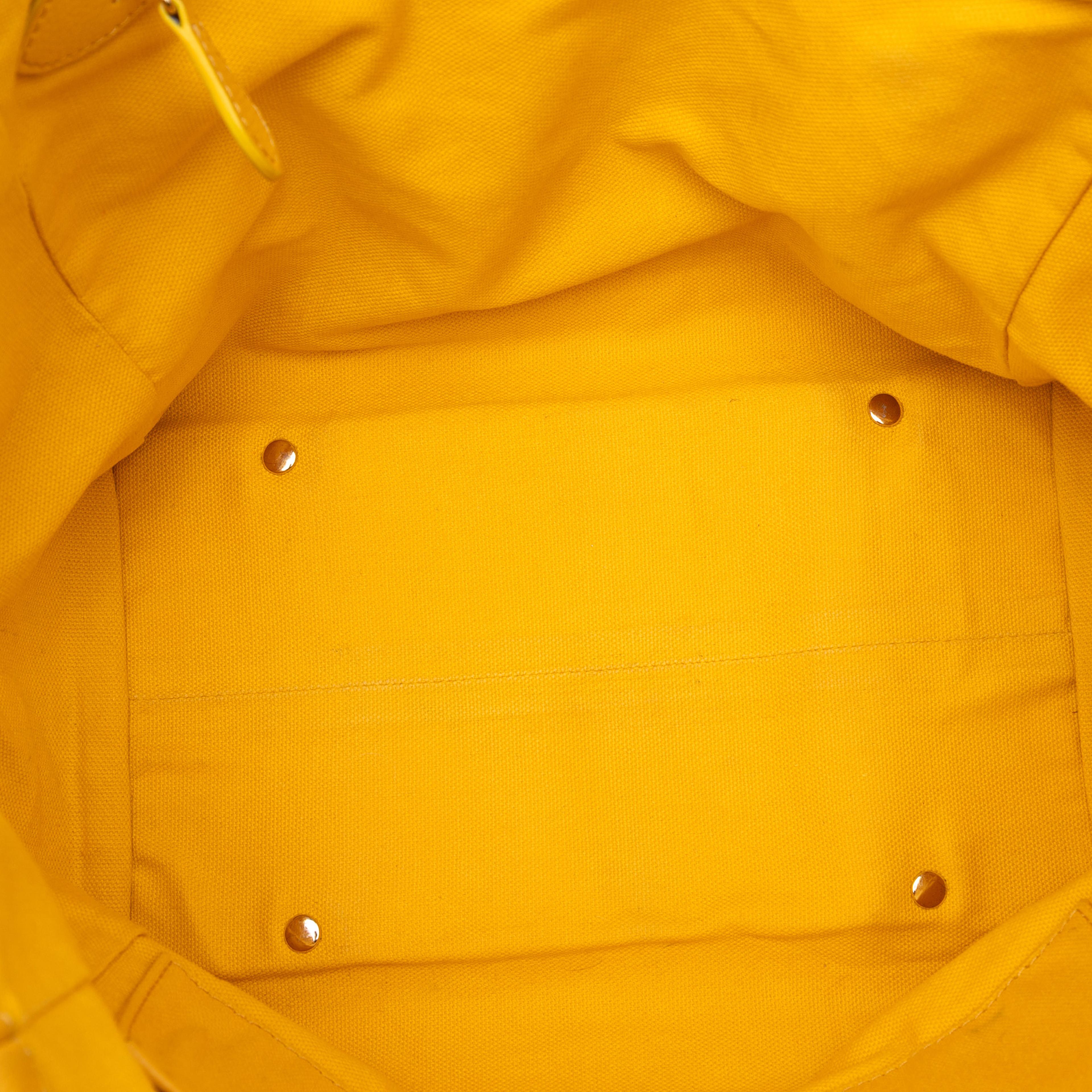 Burberry Small Haymarket Check Floral Print Coated Canvas Canterbury Tote, från Luxclusif, i färgen beige. Klicka för att öppna bilden i stort format