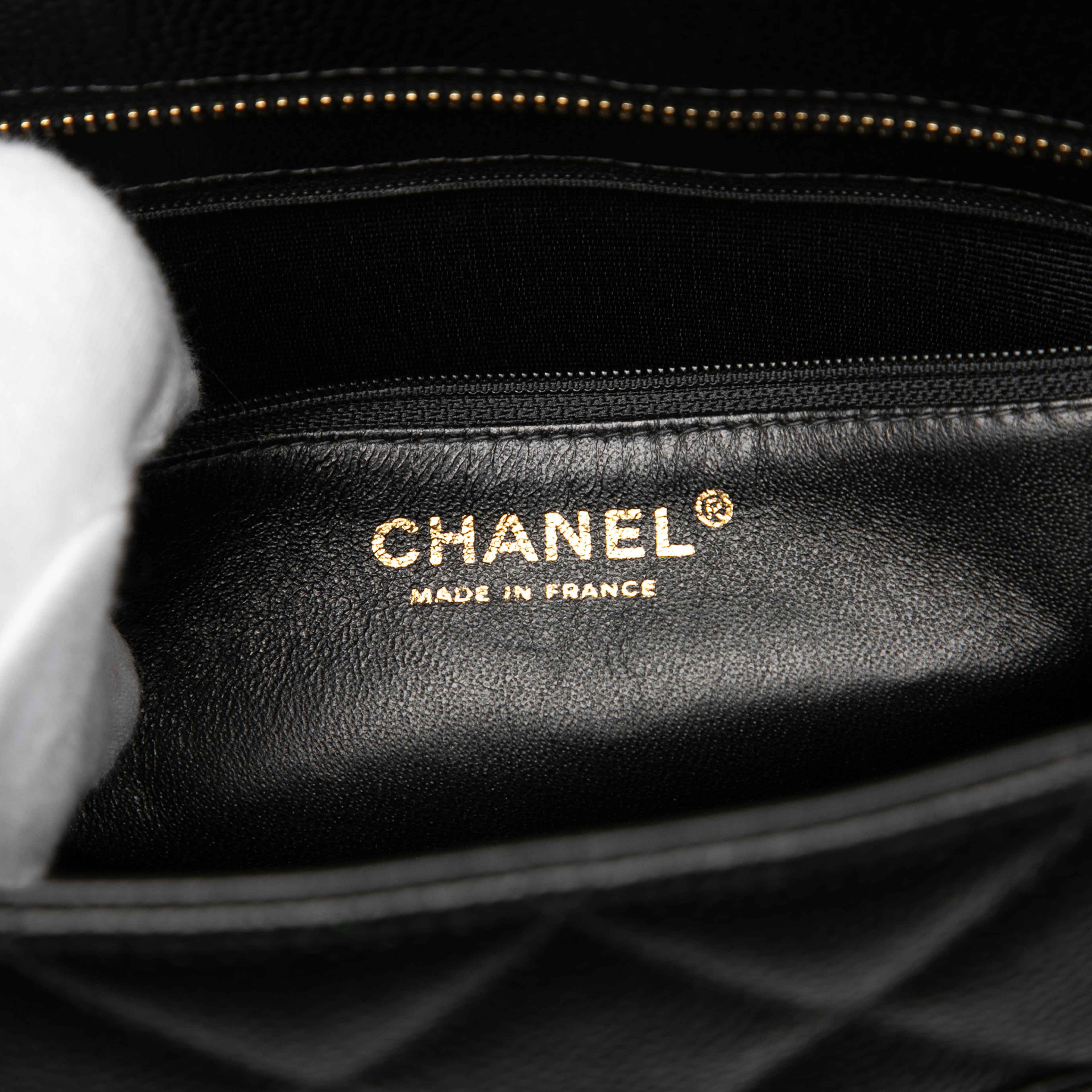 Chanel Caviar Medallion Tote, från Luxclusif, i färgen black. Klicka för att öppna bilden i stort format