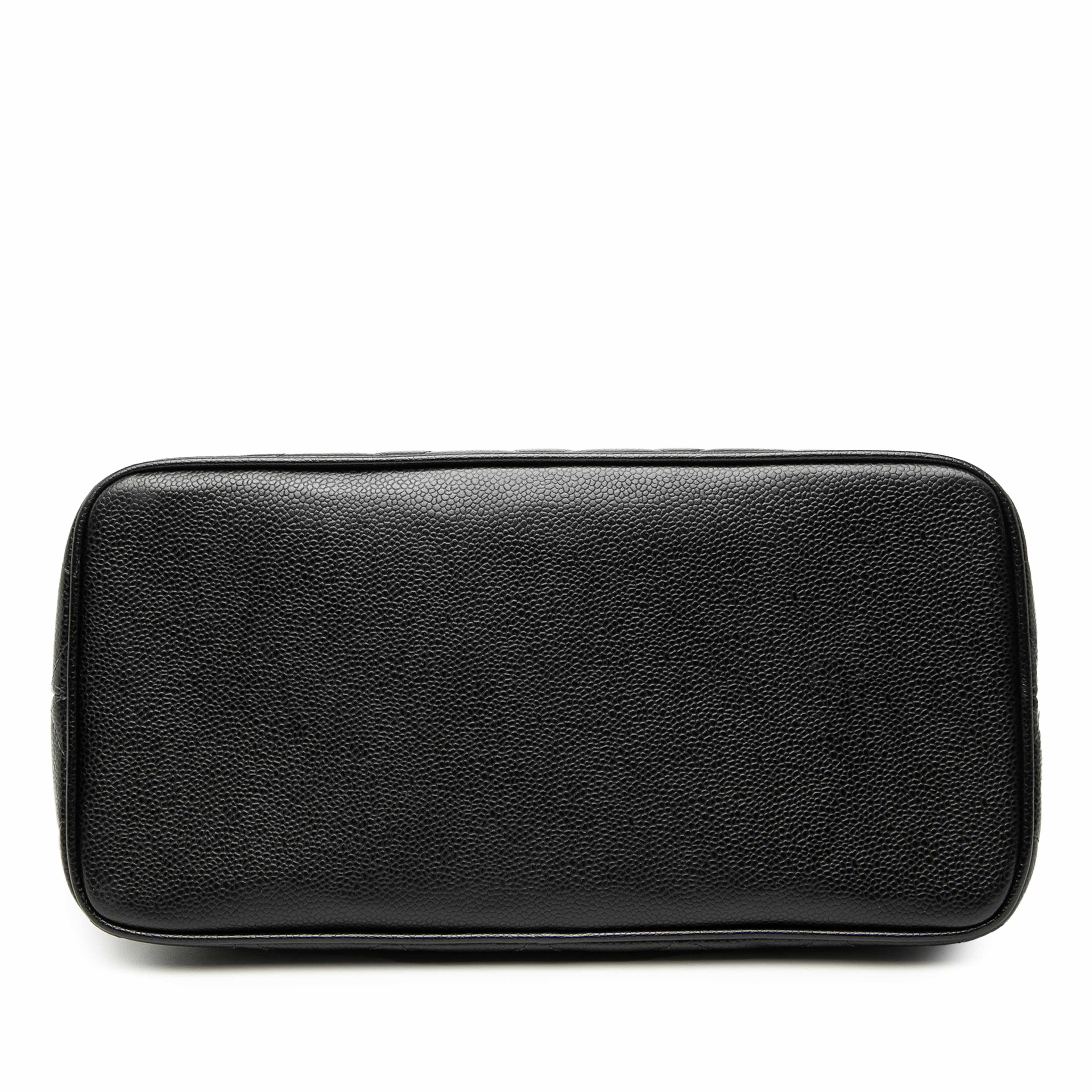 Chanel Caviar Medallion Tote, från Luxclusif, i färgen black. Klicka för att öppna bilden i stort format