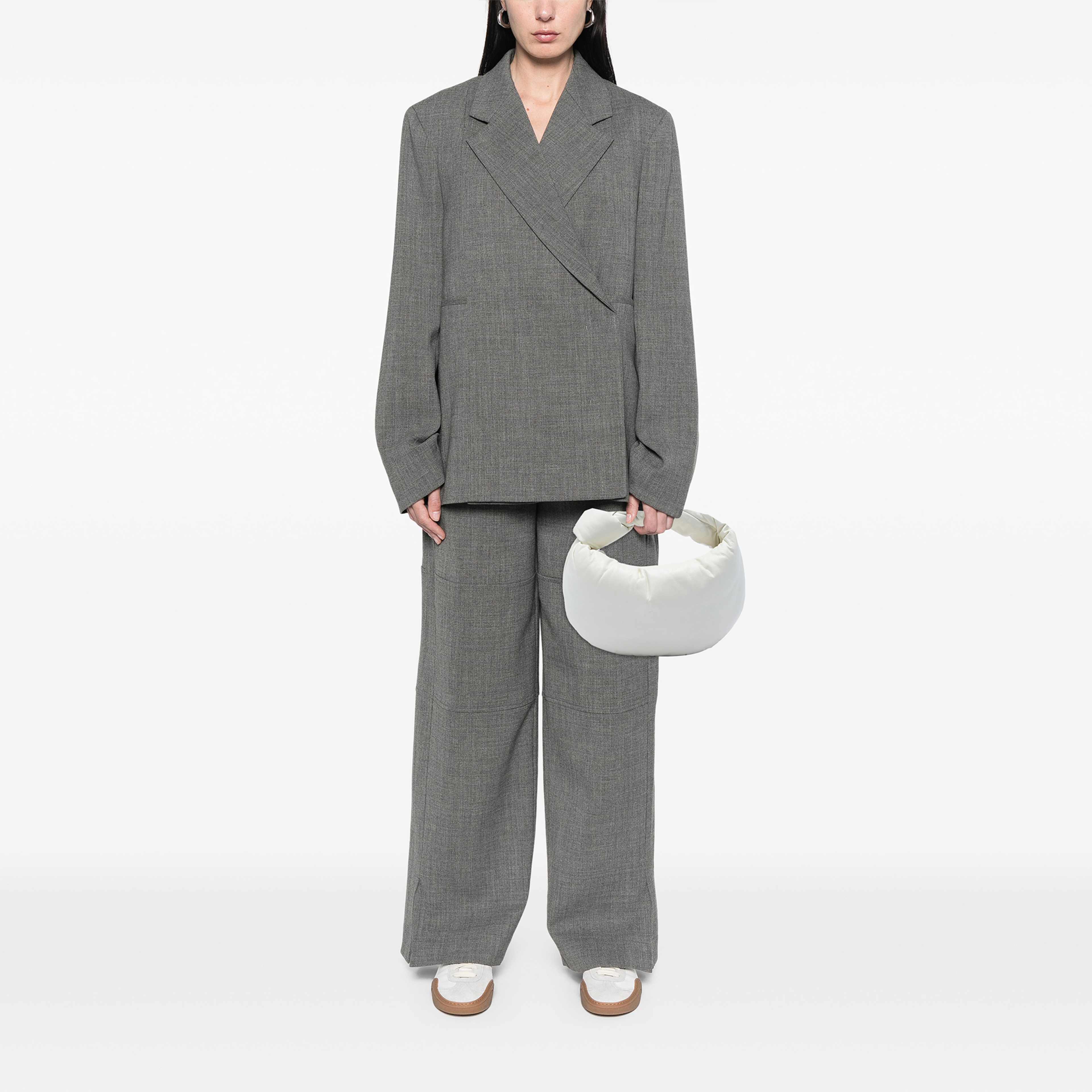 Bottega Veneta Mini Nappa Puffy Jodie, från Luxclusif, i färgen vit. Klicka för att öppna bilden i stort format