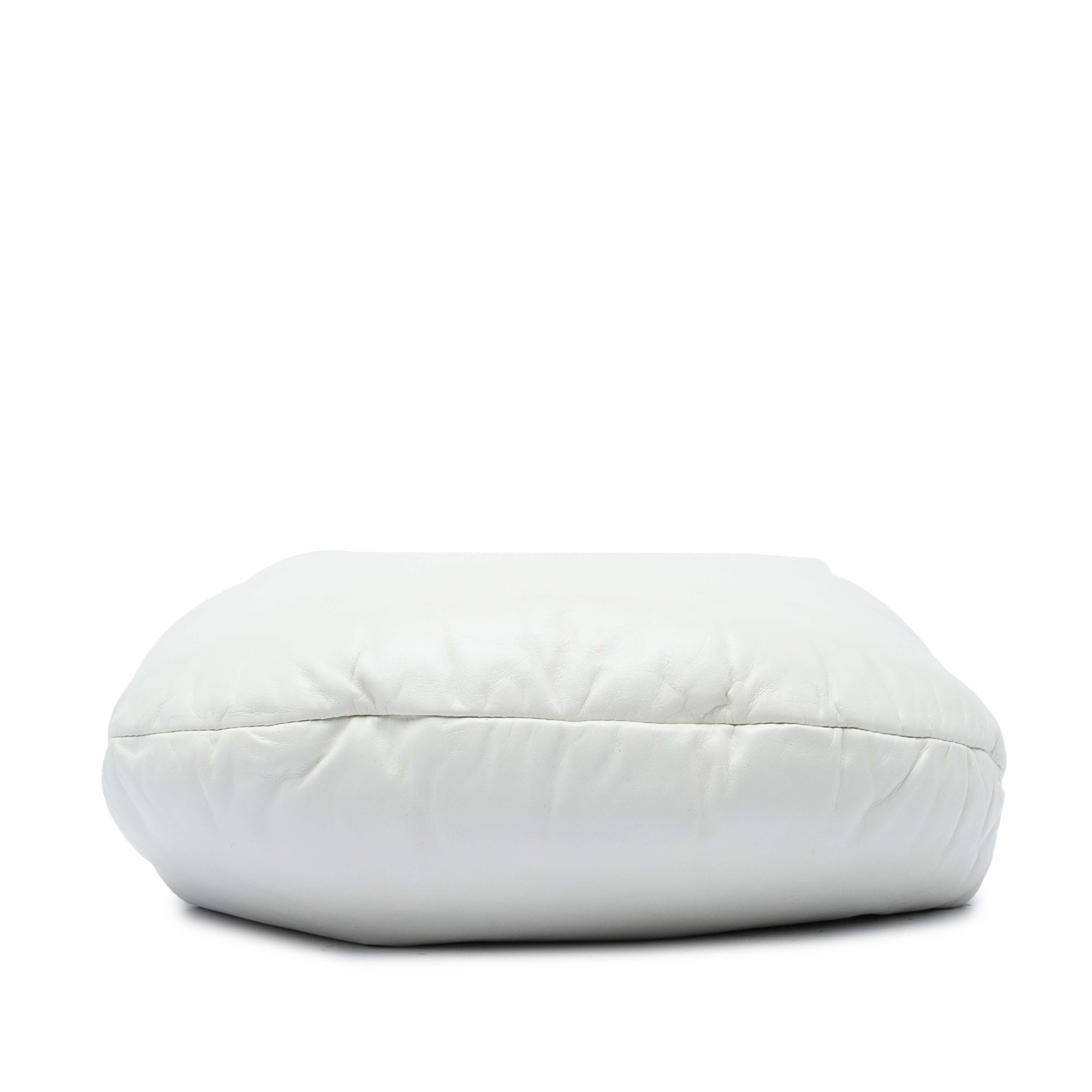 Bottega Veneta Mini Nappa Puffy Jodie, från Luxclusif, i färgen vit. Klicka för att öppna bilden i stort format