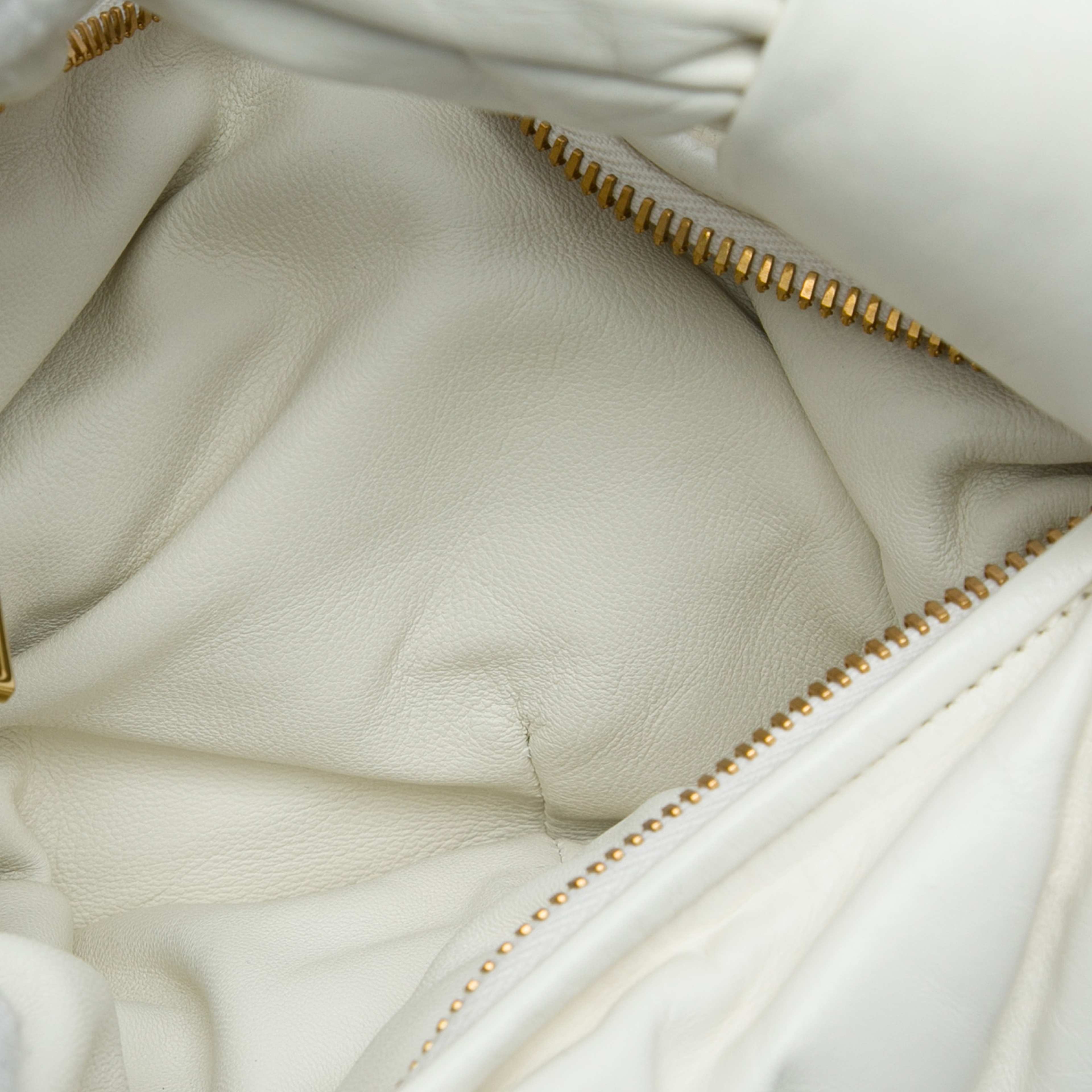 Bottega Veneta Mini Nappa Puffy Jodie, från Luxclusif, i färgen vit. Klicka för att öppna bilden i stort format