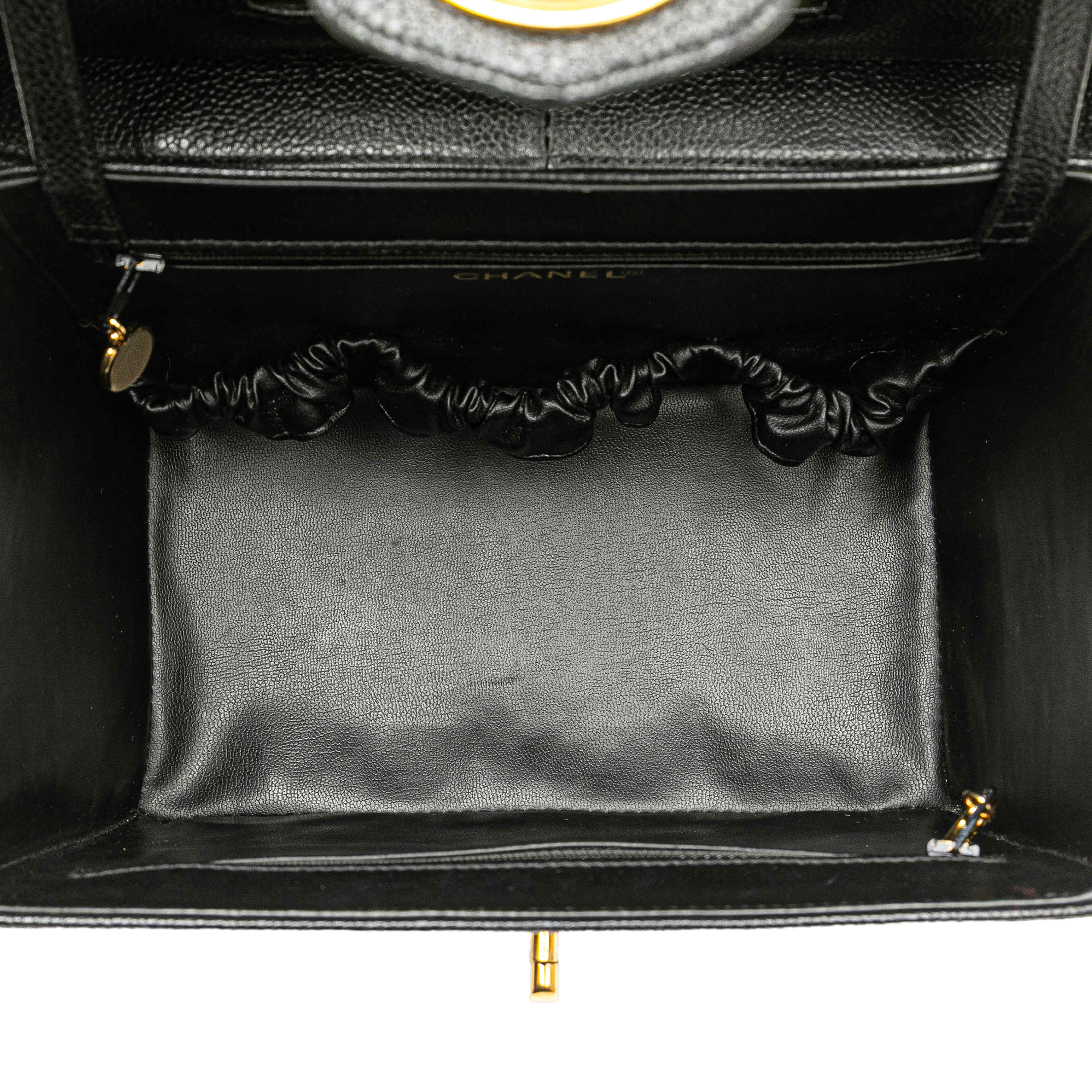 Chanel Caviar Cc Turnlock Vanity Bag, från Luxclusif, i färgen black.