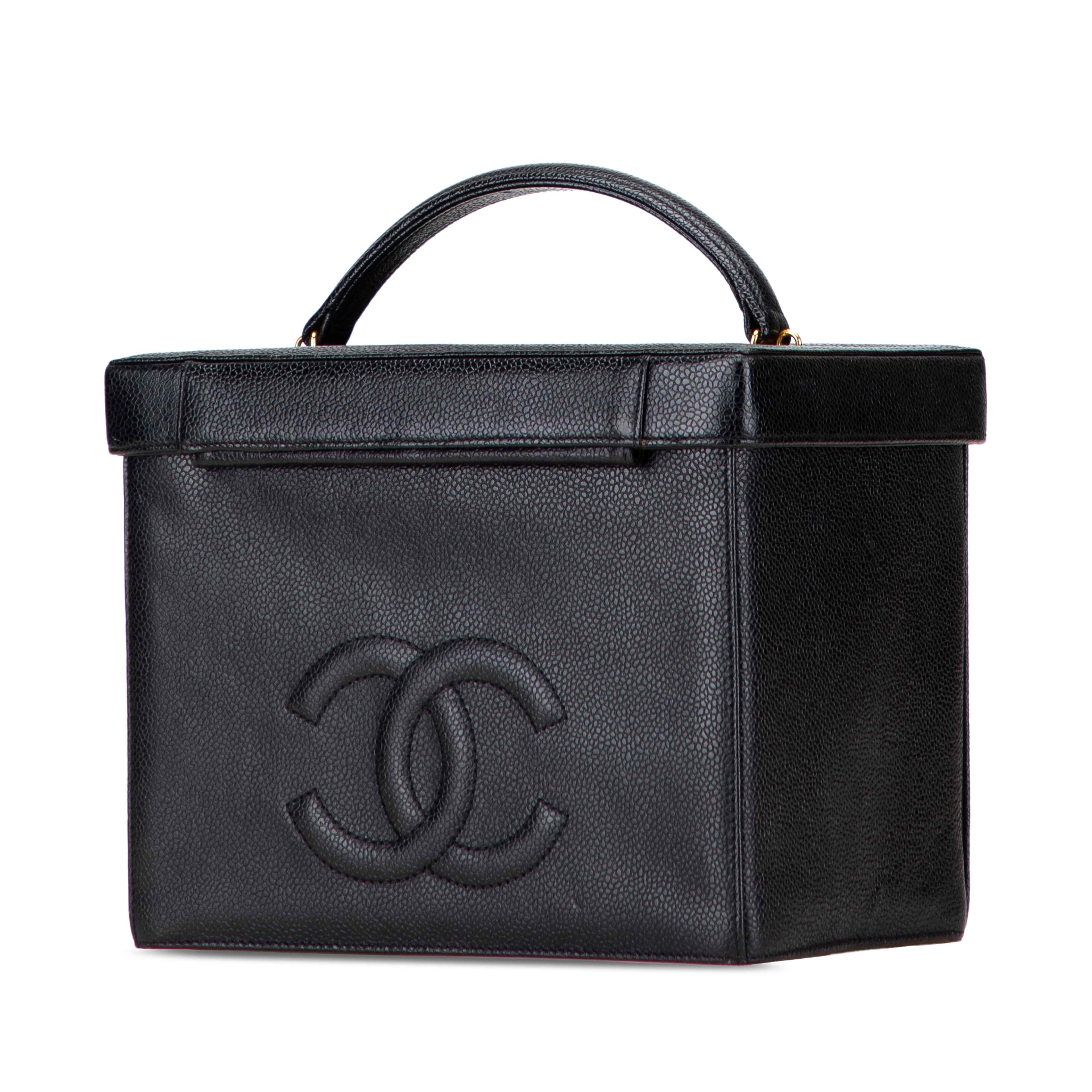 Chanel Caviar Cc Turnlock Vanity Bag, från Luxclusif, i färgen black.