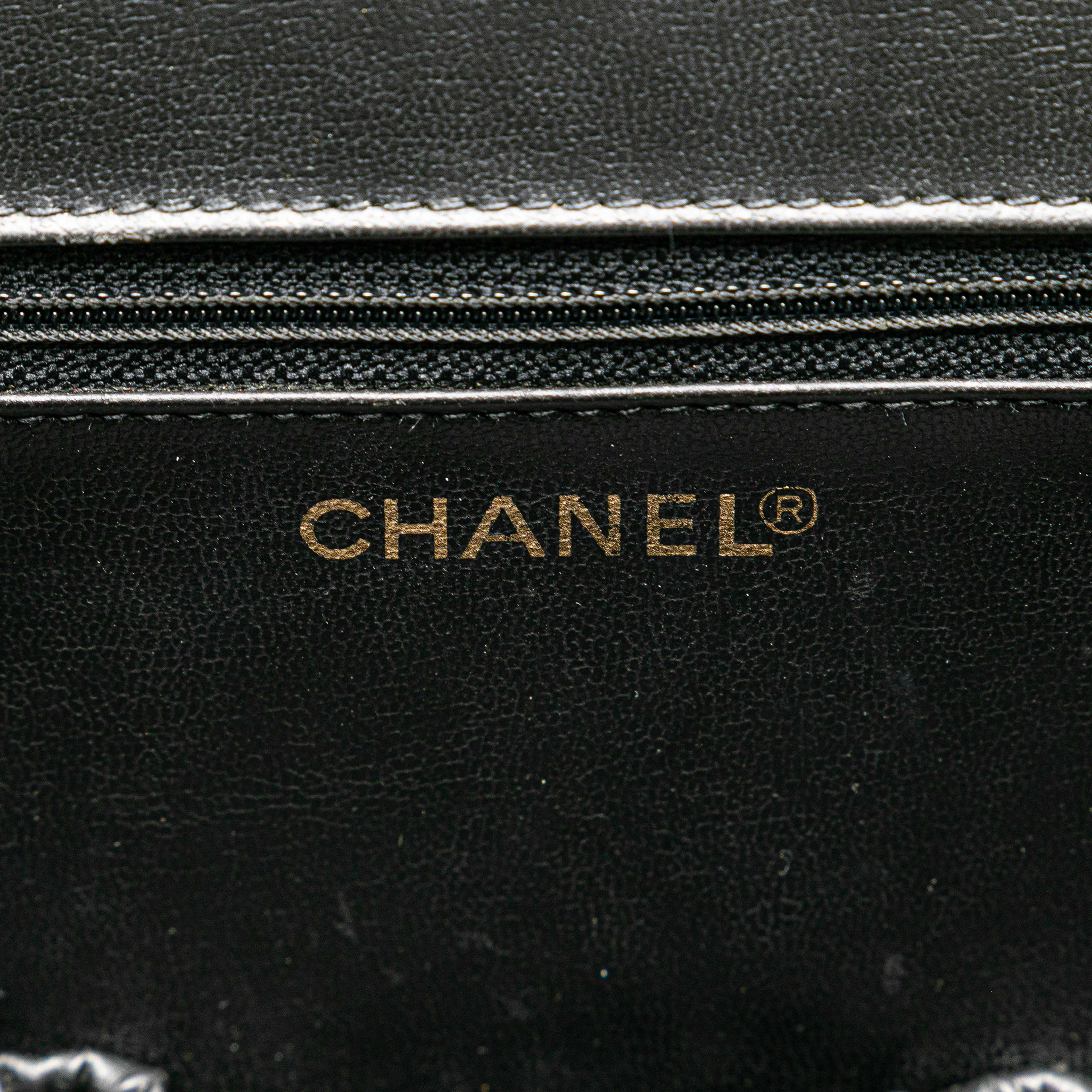 Chanel Caviar Cc Turnlock Vanity Bag, från Luxclusif, i färgen black.