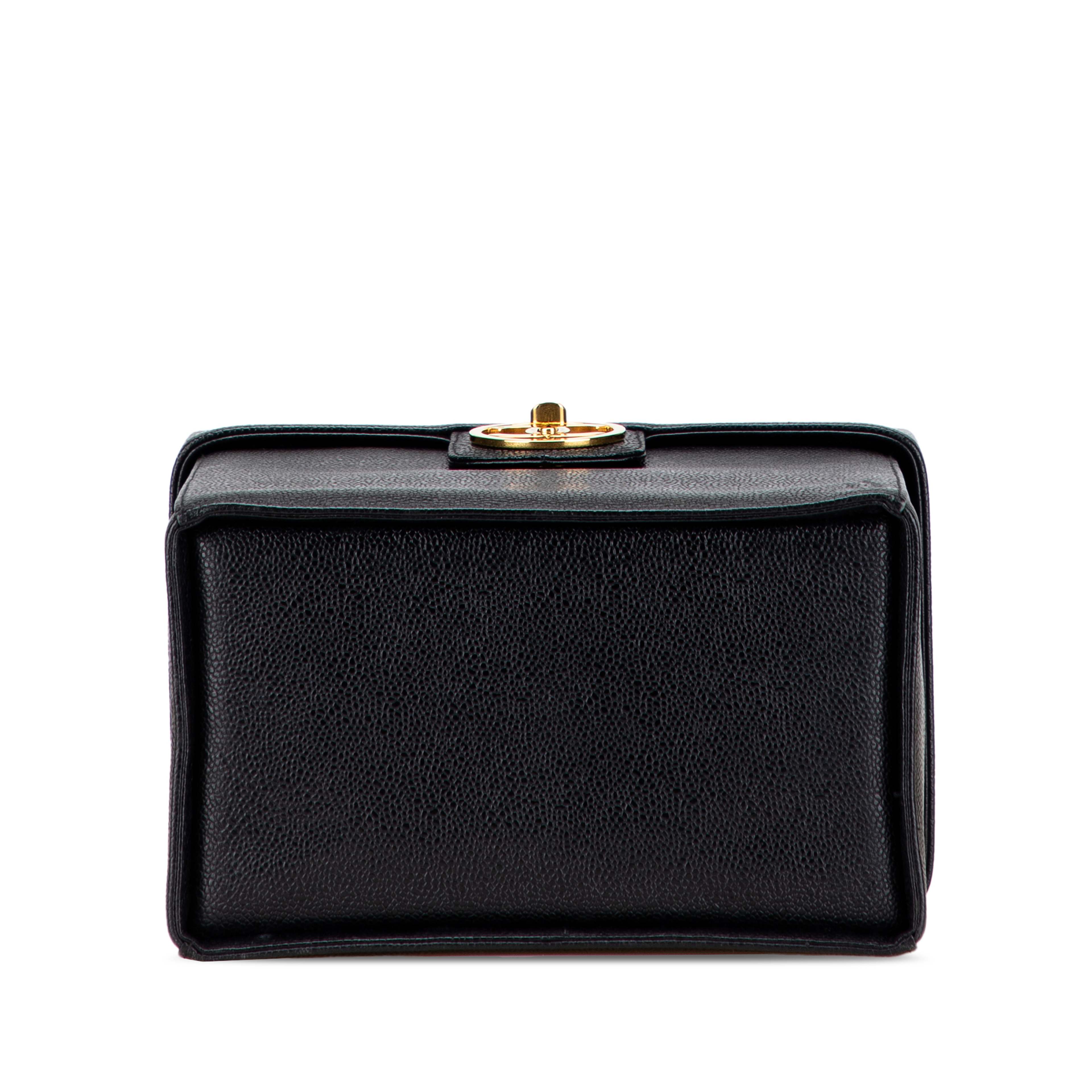 Chanel Caviar Cc Turnlock Vanity Bag, från Luxclusif, i färgen black.