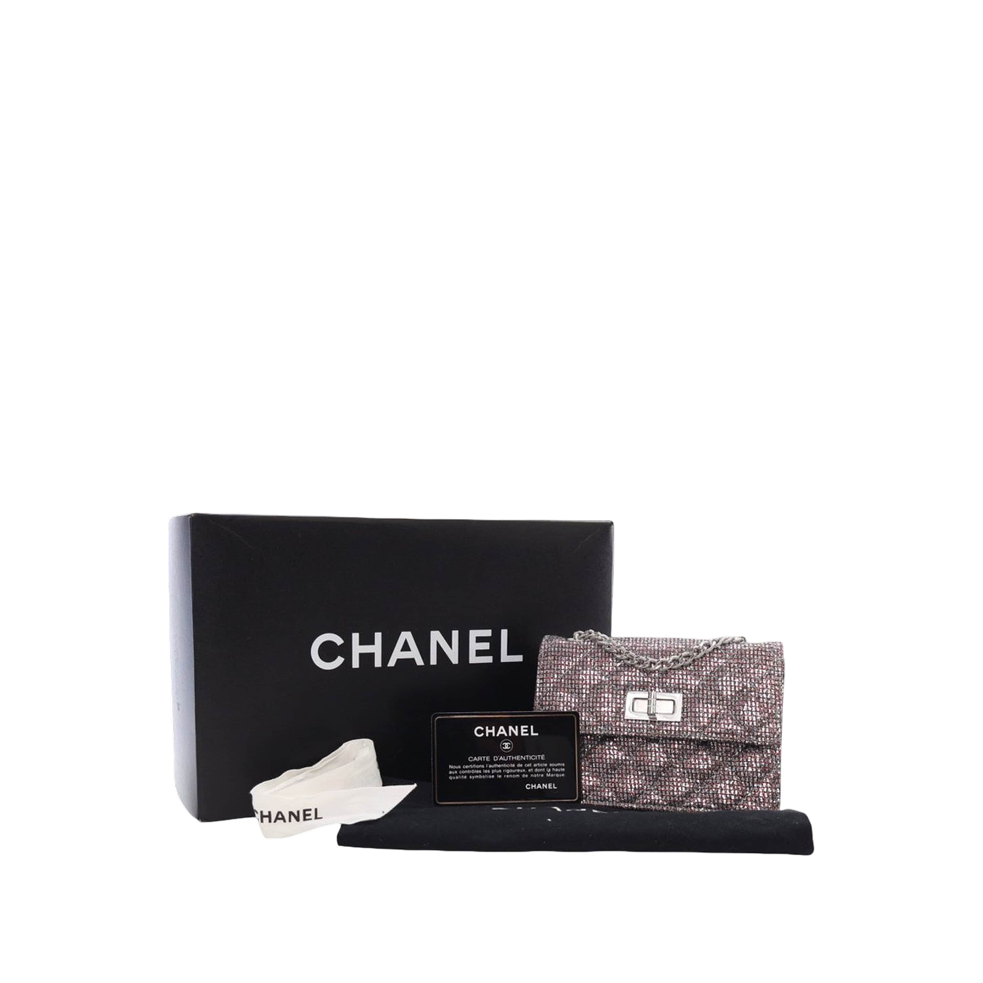 Chanel Mini Glitter Canvas Reissue 2.55 Flap, från Luxclusif, i färgen röd. Klicka för att öppna bilden i stort format
