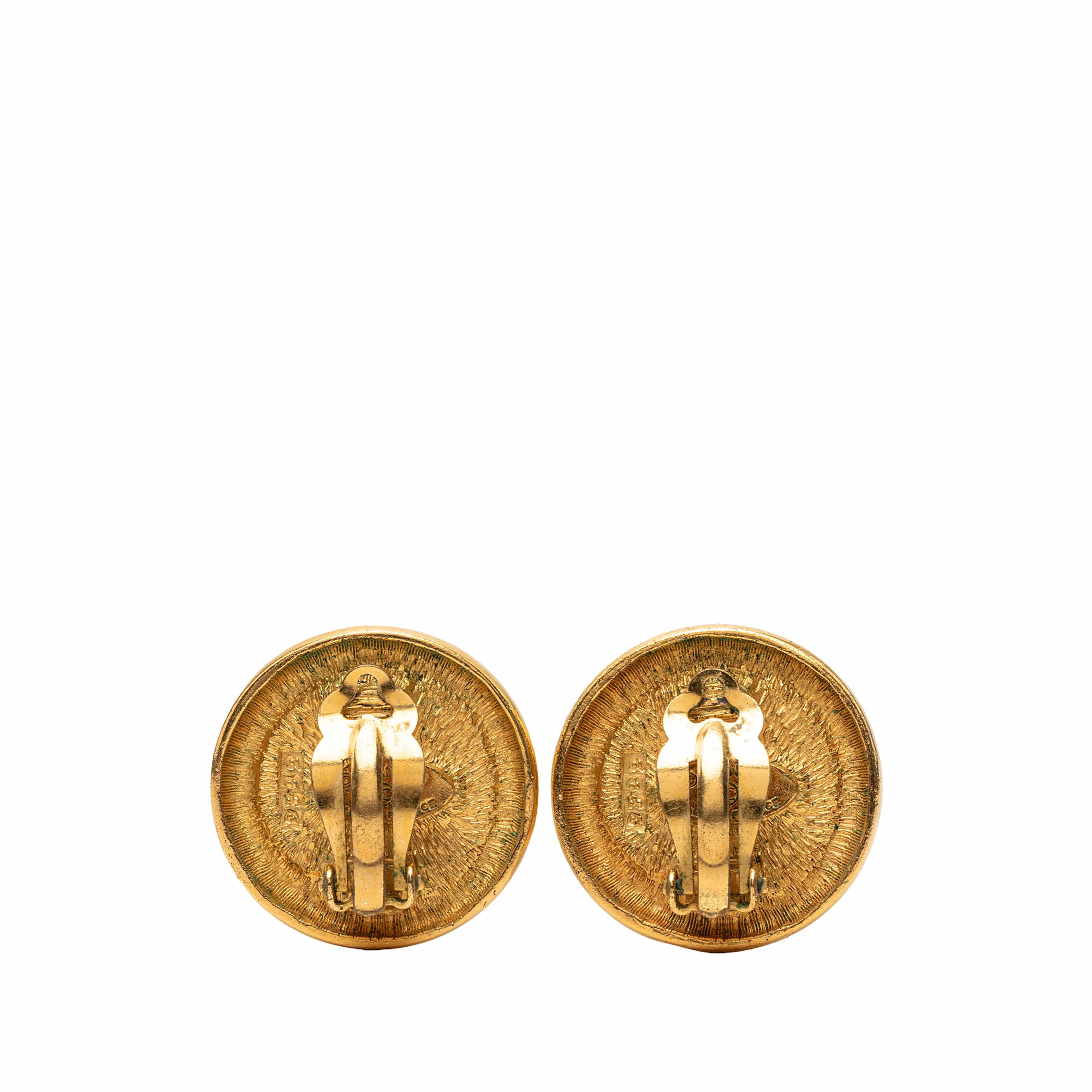 Chanel Cc Gold Plated Round Clip On Earrings, från Luxclusif, i färgen guld. Klicka för att öppna bilden i stort format