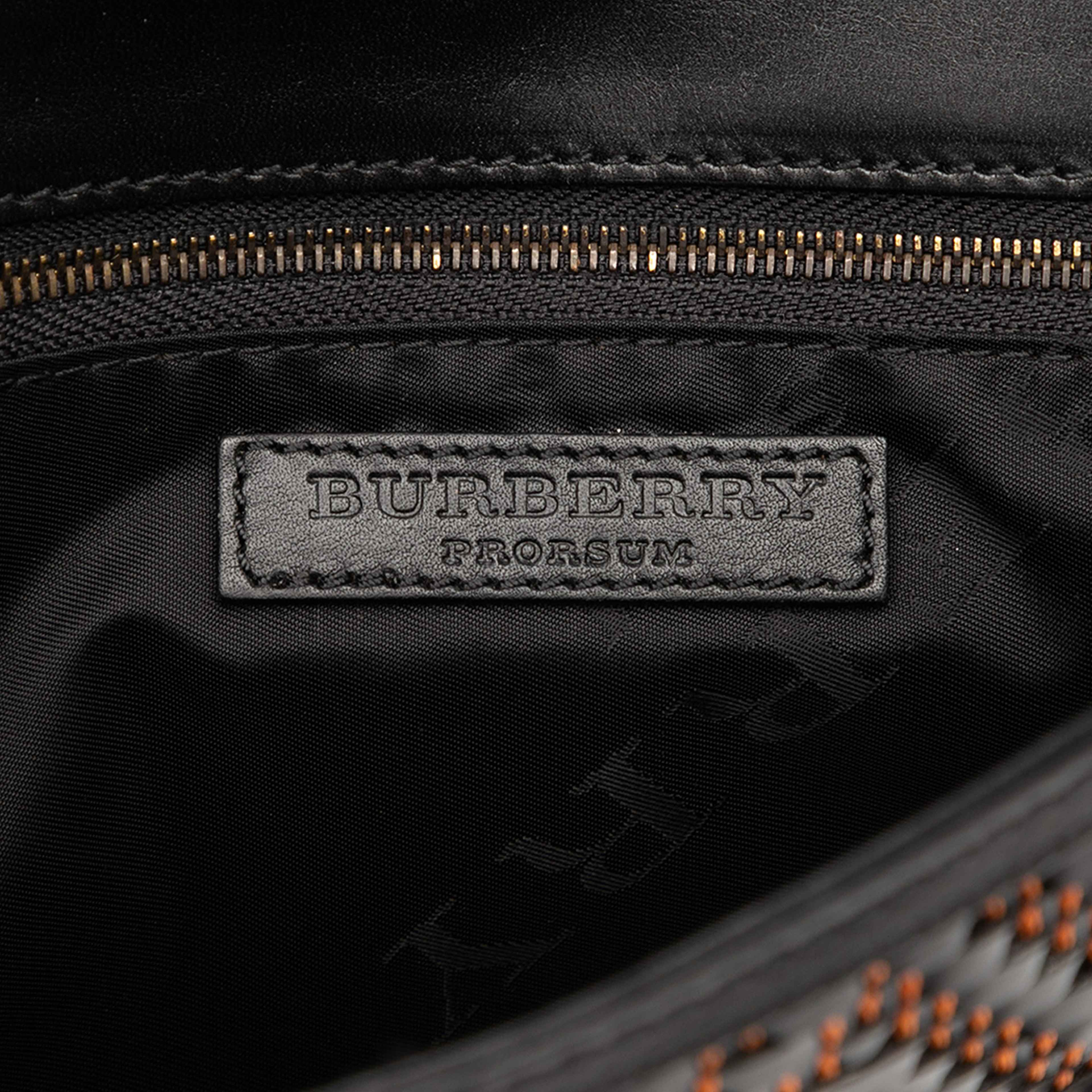 Burberry Herringbone Patent And Straw Shoulder Bag, från Luxclusif, i färgen black. Klicka för att öppna bilden i stort format