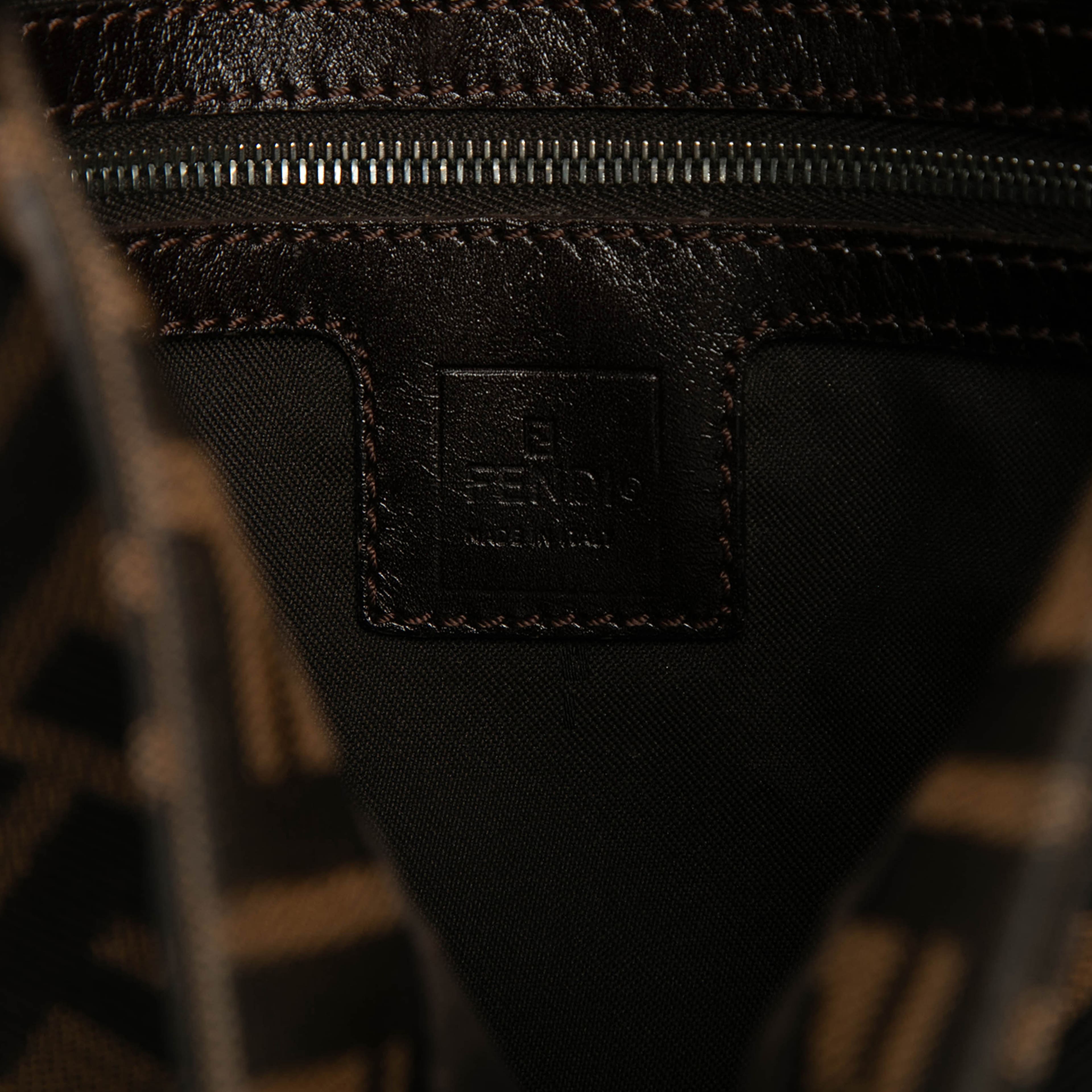 Fendi Zucca Canvas Shoulder Bag, från Luxclusif, i färgen brown. Klicka för att öppna bilden i stort format