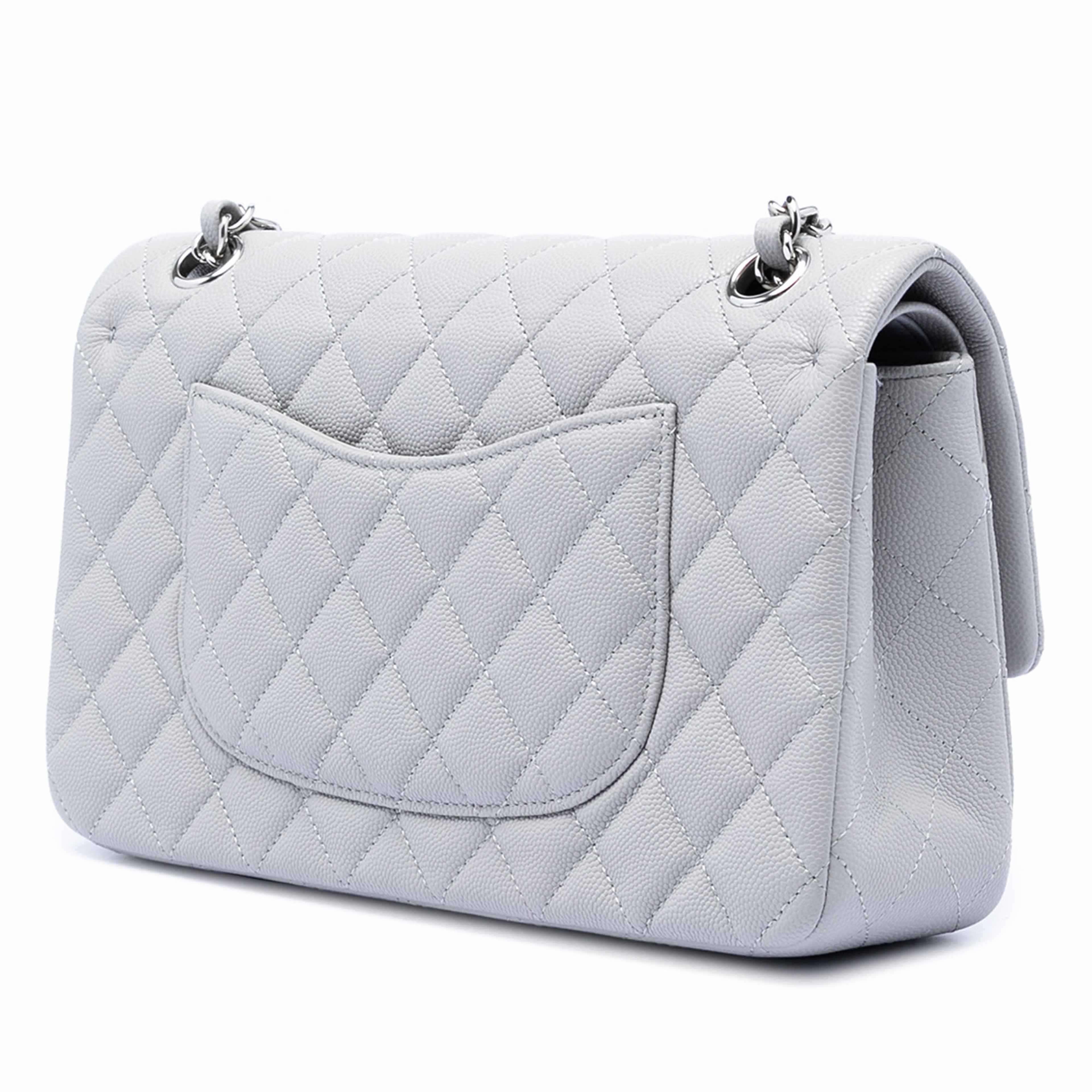 Chanel Medium Classic Caviar Double Flap, från Luxclusif, i färgen light gray. Klicka för att öppna bilden i stort format